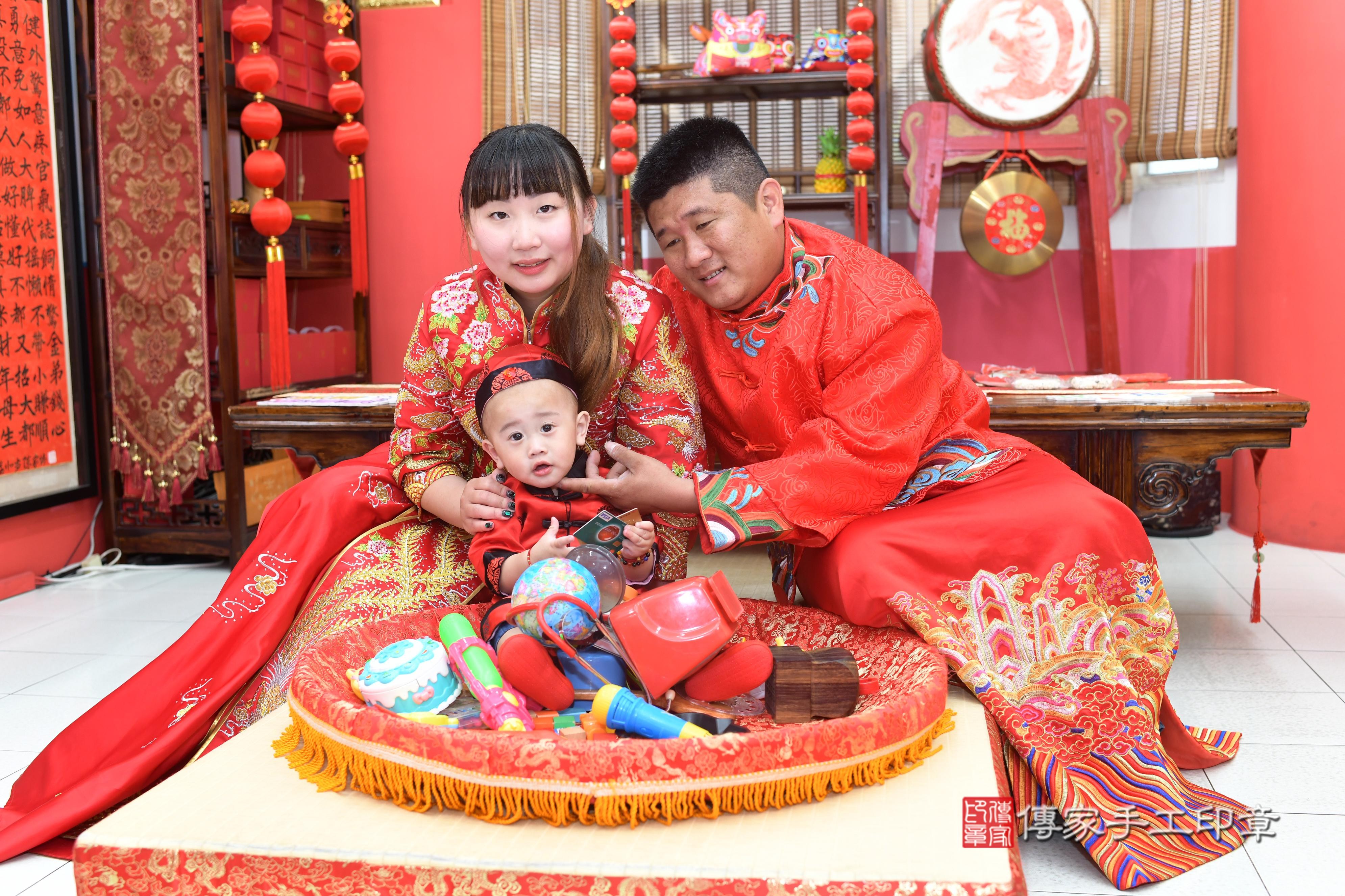 傳家手工印章高雄店、抓周、度脺、中國風會場、傳家嬰兒古禮、吉祥話、抓周道具物品24種、拍照。抓周證書。寶寶抓周、滿周歲、生日快樂、祝福