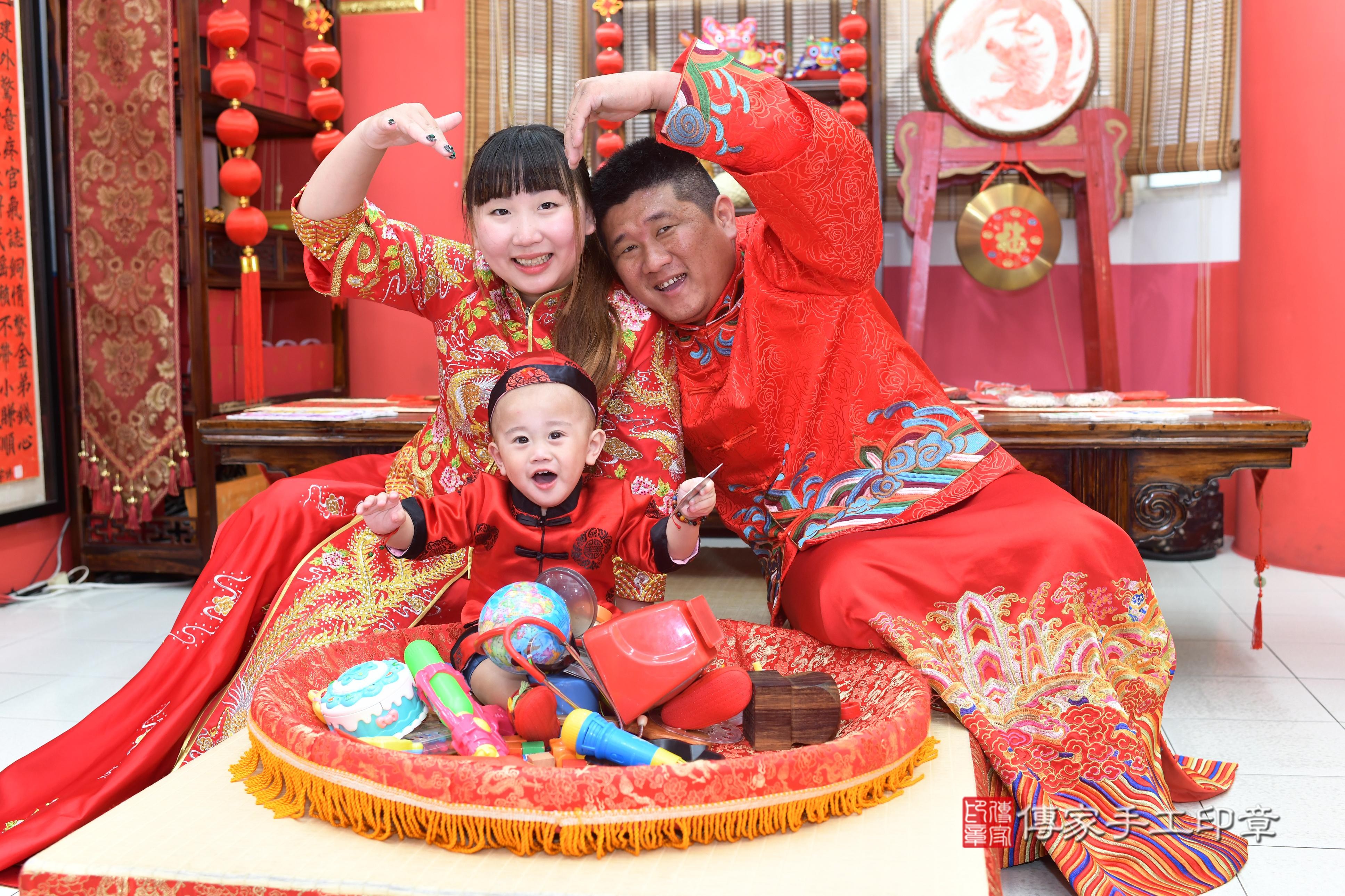 傳家手工印章高雄店、抓周、度脺、中國風會場、傳家嬰兒古禮、吉祥話、抓周道具物品24種、拍照。抓周證書。寶寶抓周、滿周歲、生日快樂、祝福