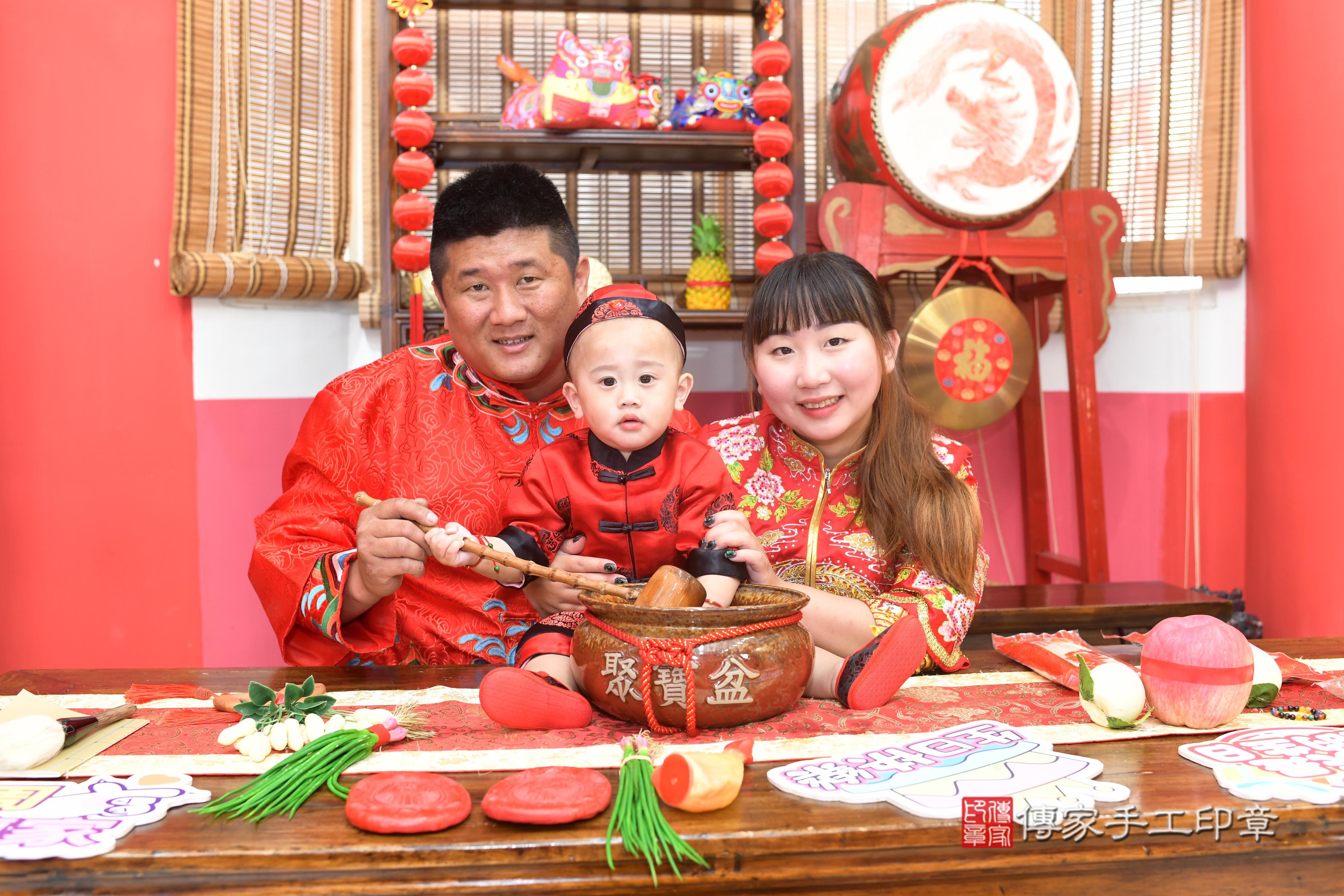 傳家手工印章高雄店、抓周、度脺、中國風會場、傳家嬰兒古禮、吉祥話、抓周道具物品24種、拍照。抓周證書。寶寶抓周、滿周歲、生日快樂、祝福