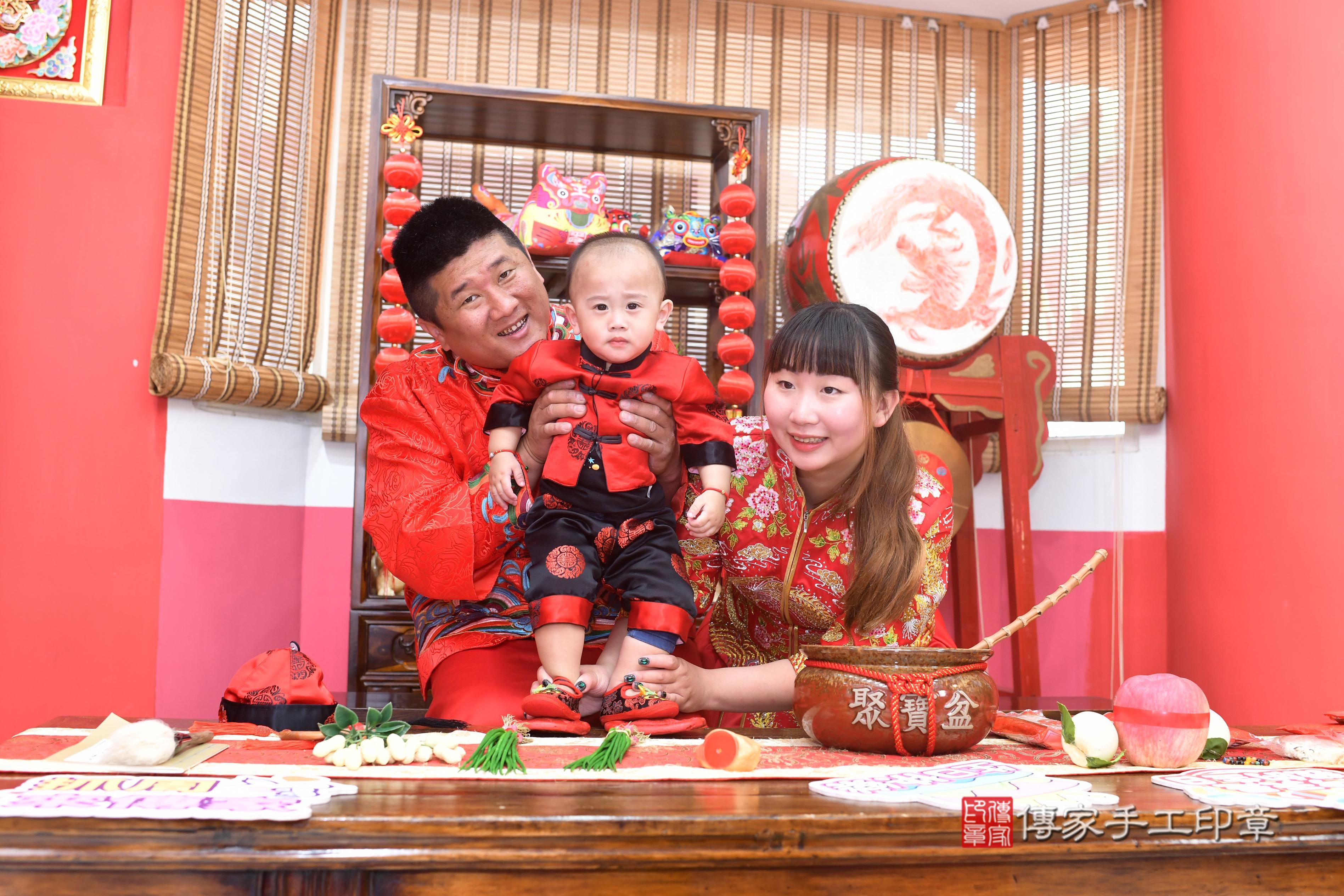 傳家手工印章高雄店、抓周、度脺、中國風會場、傳家嬰兒古禮、吉祥話、抓周道具物品24種、拍照。抓周證書。寶寶抓周、滿周歲、生日快樂、祝福
