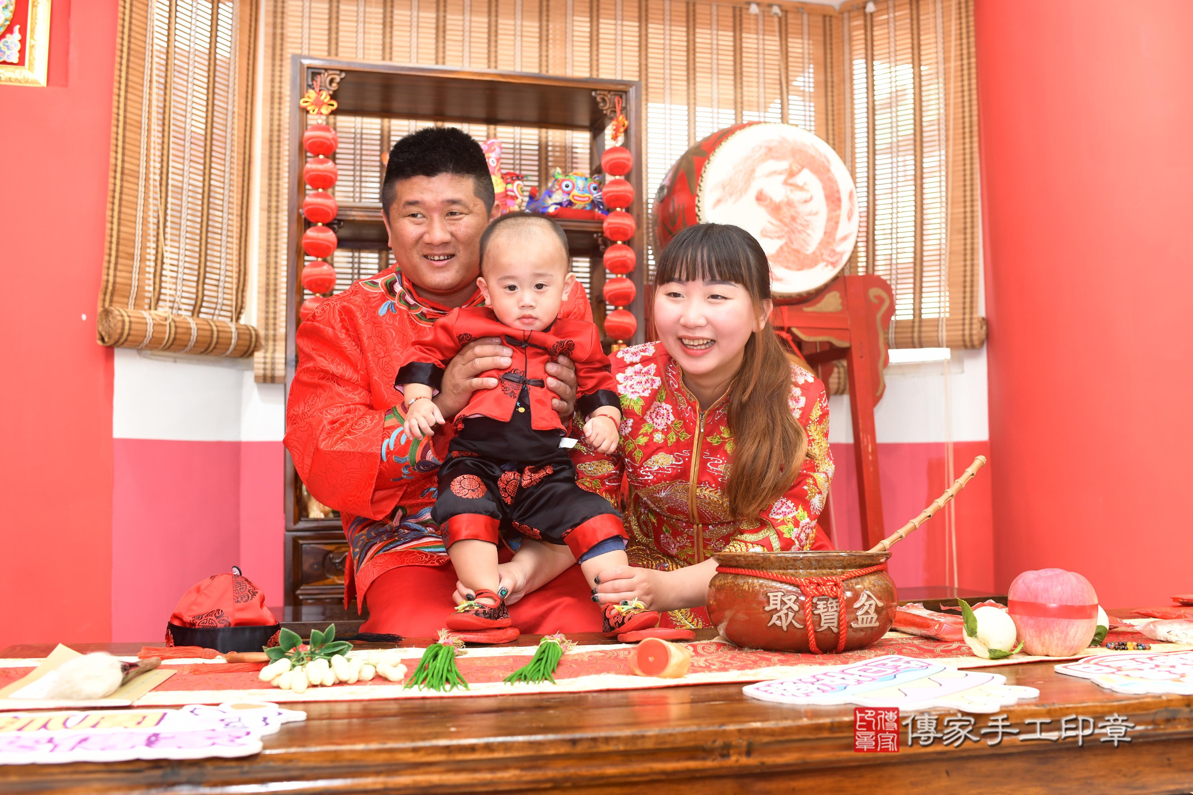 傳家手工印章高雄店、抓周、度脺、中國風會場、傳家嬰兒古禮、吉祥話、抓周道具物品24種、拍照。抓周證書。寶寶抓周、滿周歲、生日快樂、祝福