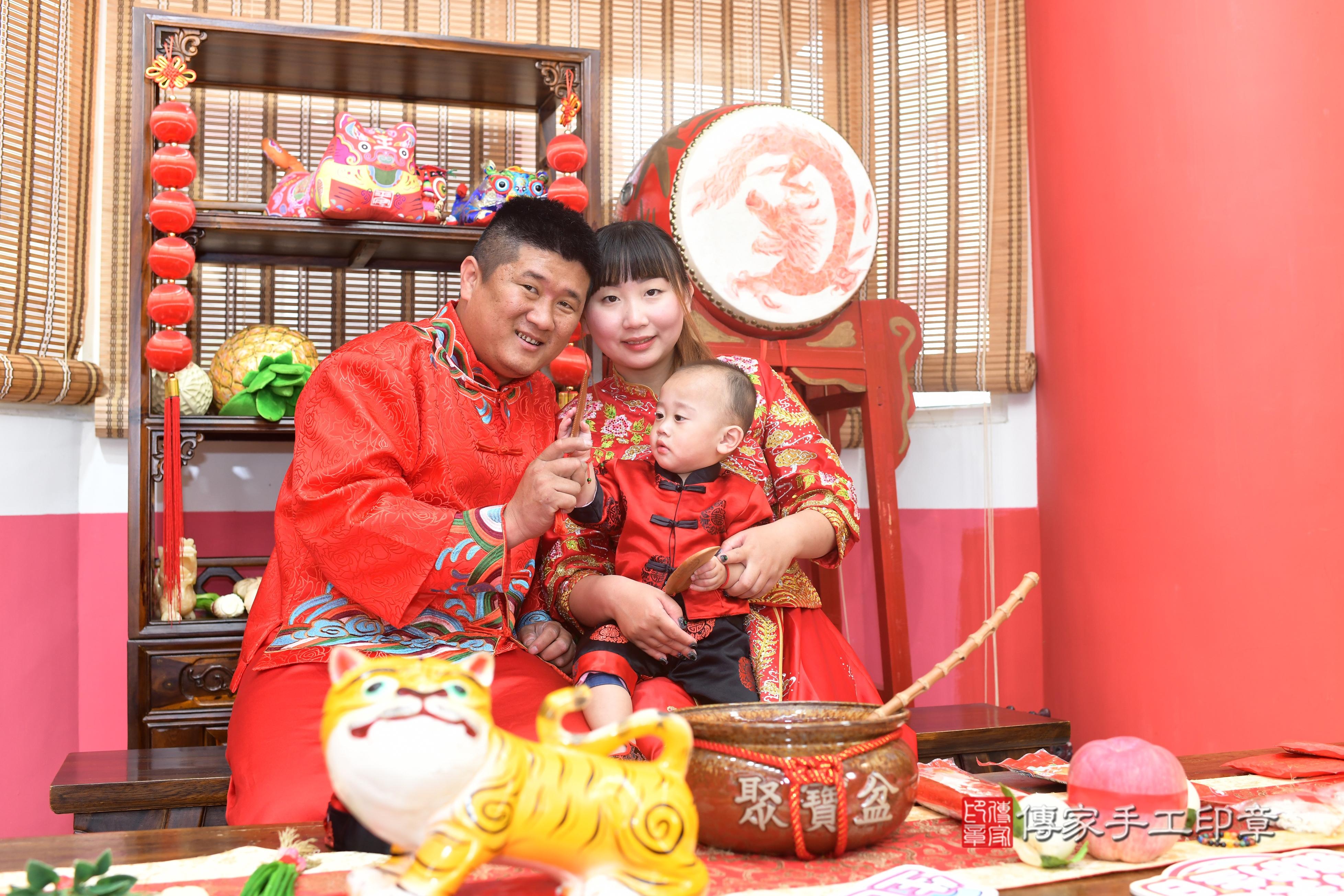 傳家手工印章高雄店、抓周、度脺、中國風會場、傳家嬰兒古禮、吉祥話、抓周道具物品24種、拍照。抓周證書。寶寶抓周、滿周歲、生日快樂、祝福