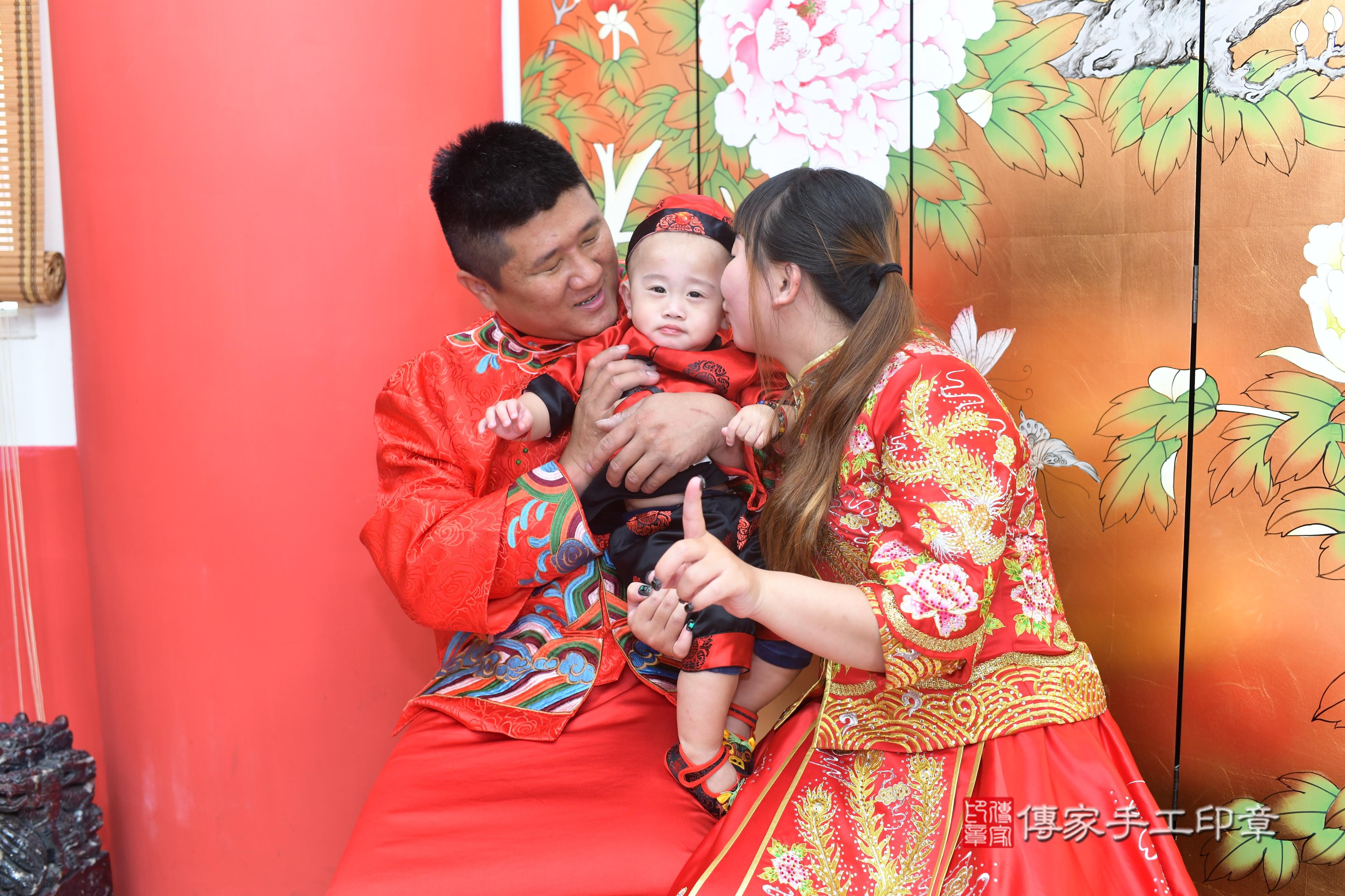 傳家手工印章高雄店、抓周、度脺、中國風會場、傳家嬰兒古禮、吉祥話、抓周道具物品24種、拍照。抓周證書。寶寶抓周、滿周歲、生日快樂、祝福