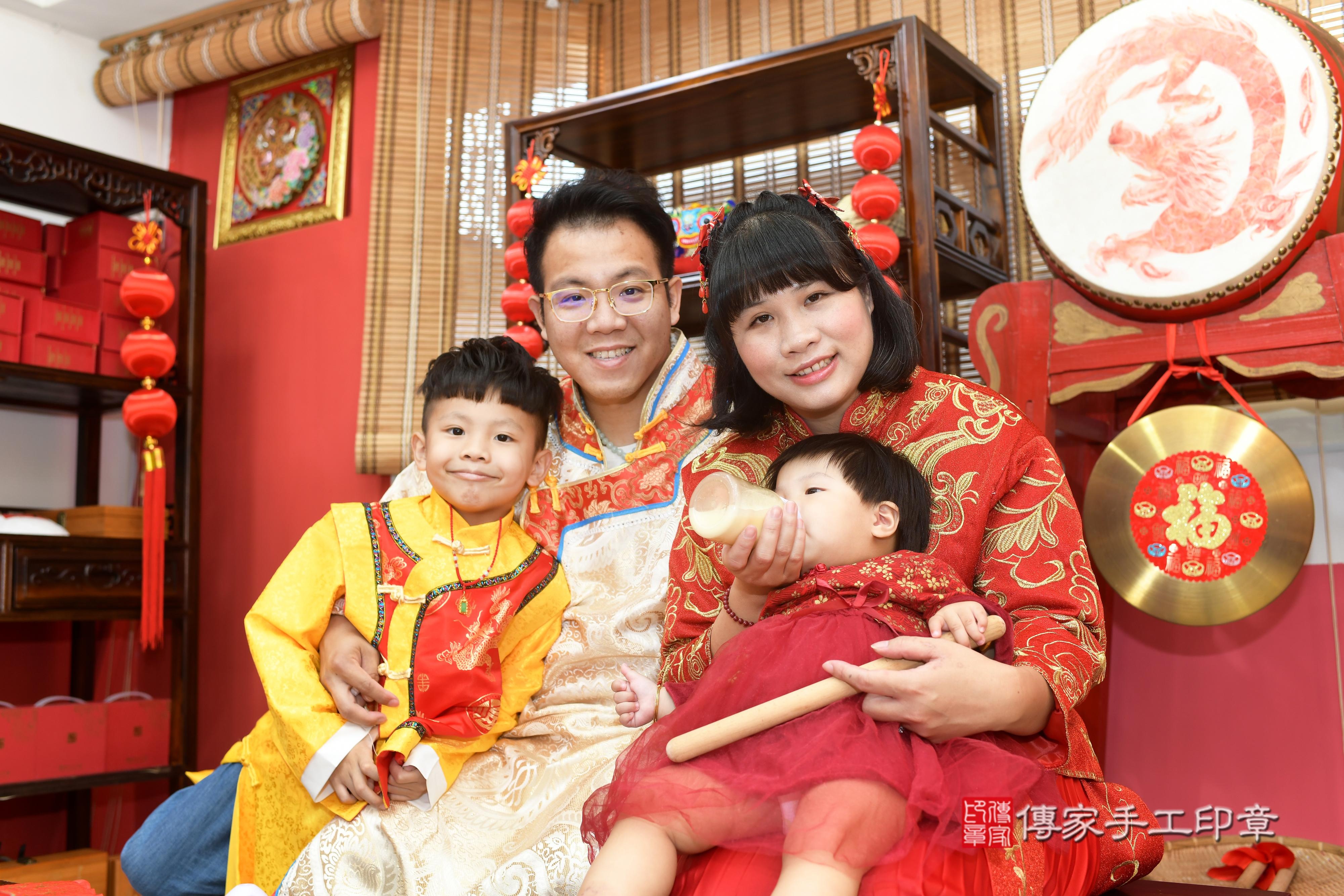 傳家手工印章高雄店、抓周、度脺、中國風會場、傳家嬰兒古禮、吉祥話、抓周道具物品24種、拍照。抓周證書。寶寶抓周、滿周歲、生日快樂、祝福