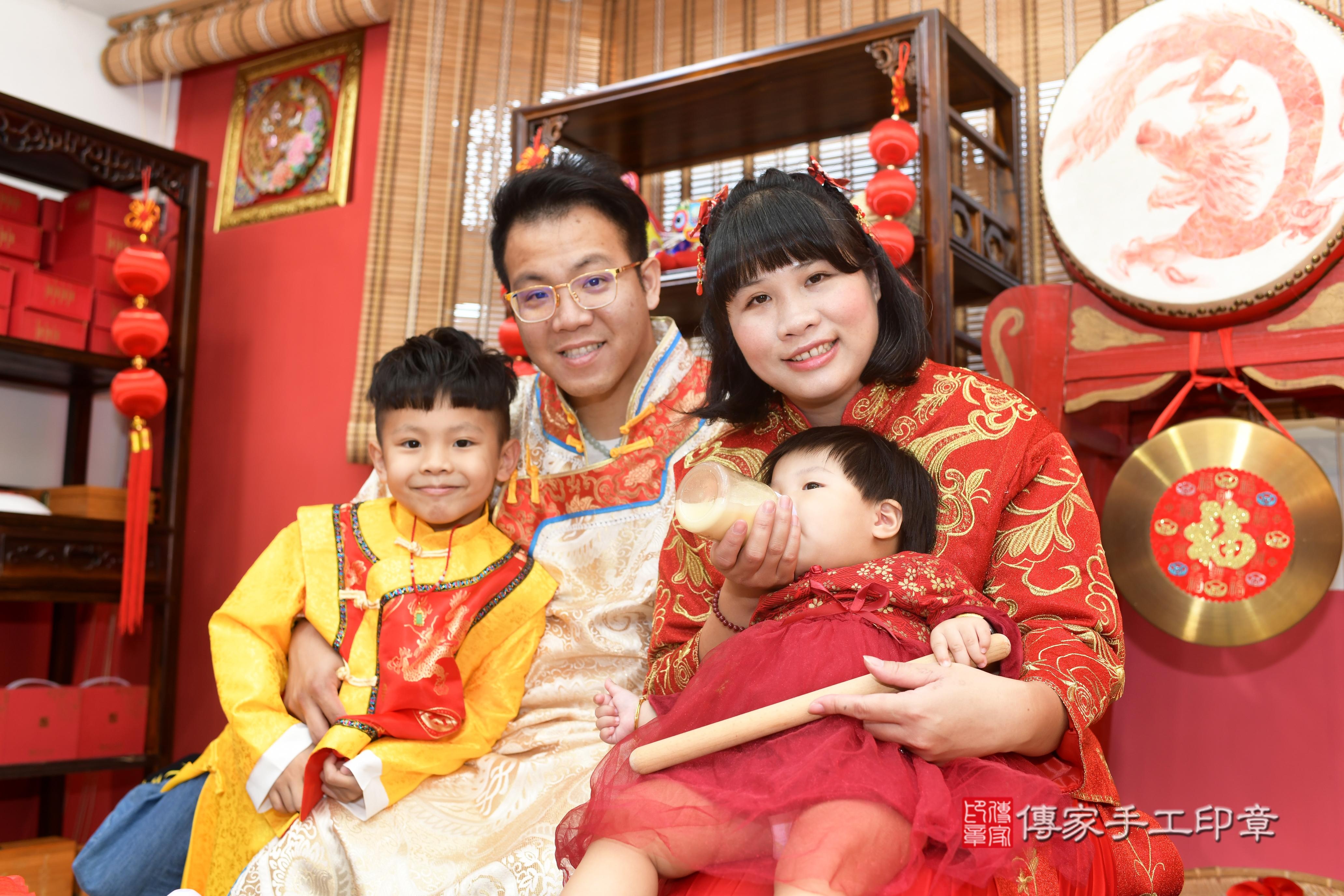 傳家手工印章高雄店、抓周、度脺、中國風會場、傳家嬰兒古禮、吉祥話、抓周道具物品24種、拍照。抓周證書。寶寶抓周、滿周歲、生日快樂、祝福