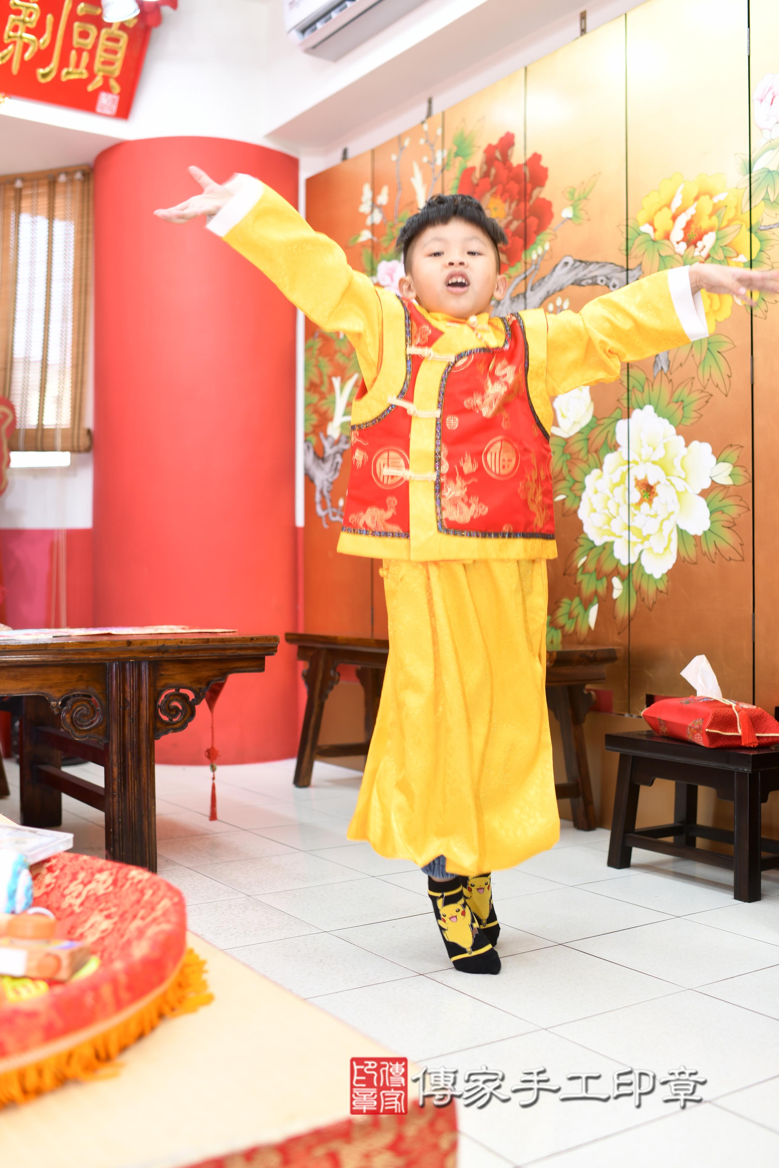 傳家手工印章高雄店、抓周、度脺、中國風會場、傳家嬰兒古禮、吉祥話、抓周道具物品24種、拍照。抓周證書。寶寶抓周、滿周歲、生日快樂、祝福
