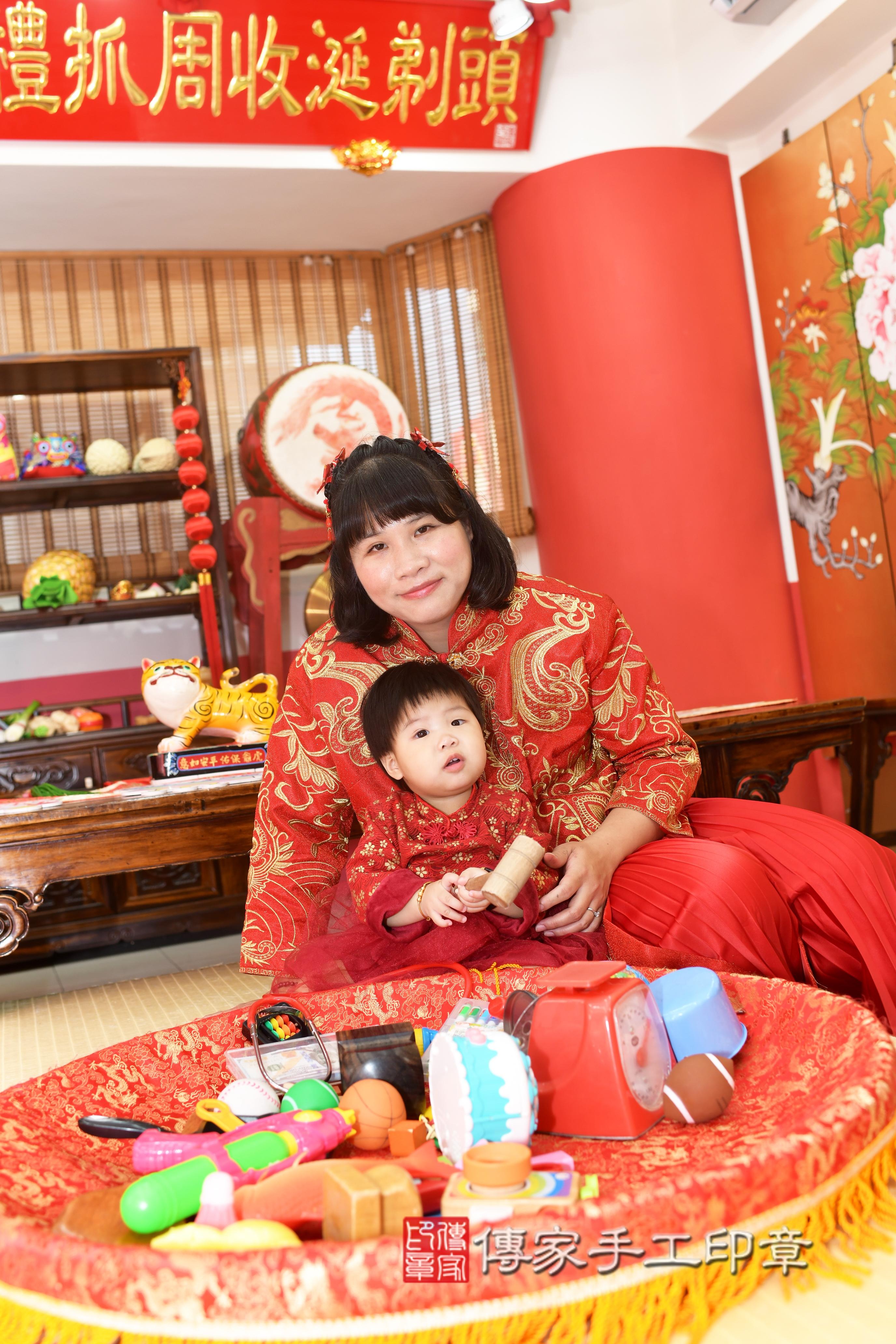 傳家手工印章高雄店、抓周、度脺、中國風會場、傳家嬰兒古禮、吉祥話、抓周道具物品24種、拍照。抓周證書。寶寶抓周、滿周歲、生日快樂、祝福