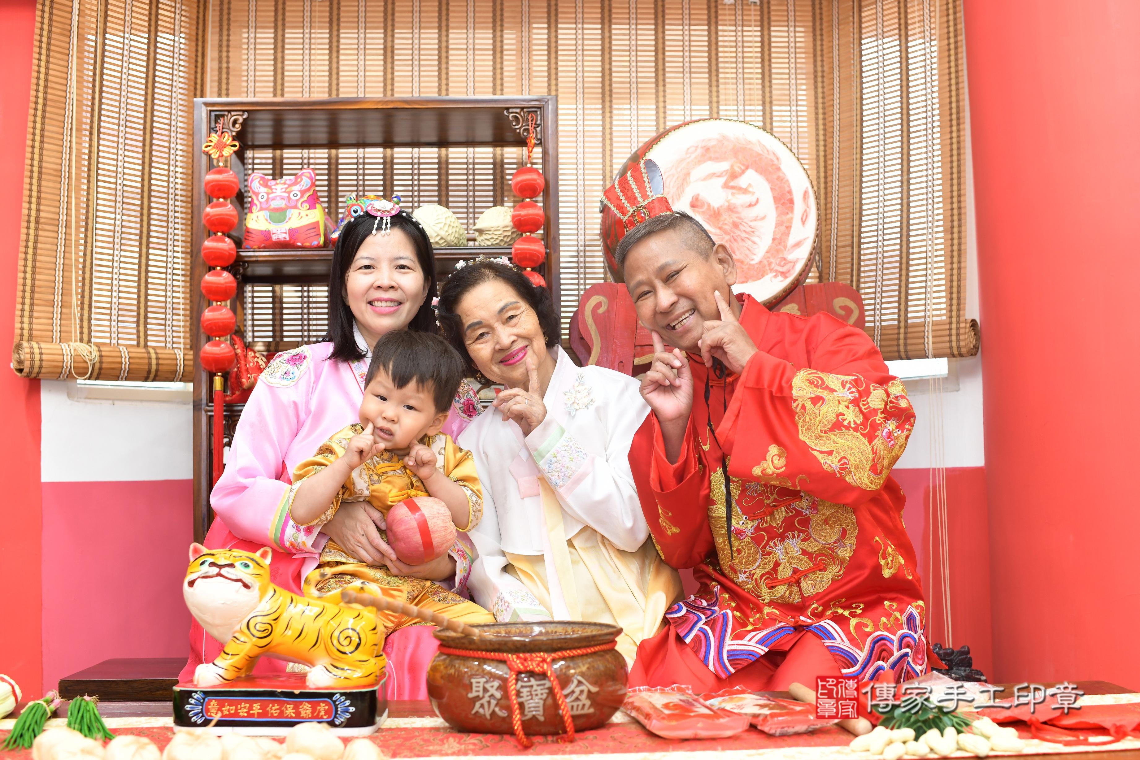 傳家手工印章高雄店、抓周、度脺、中國風會場、傳家嬰兒古禮、吉祥話、抓周道具物品24種、拍照。抓周證書。寶寶抓周、滿周歲、生日快樂、祝福