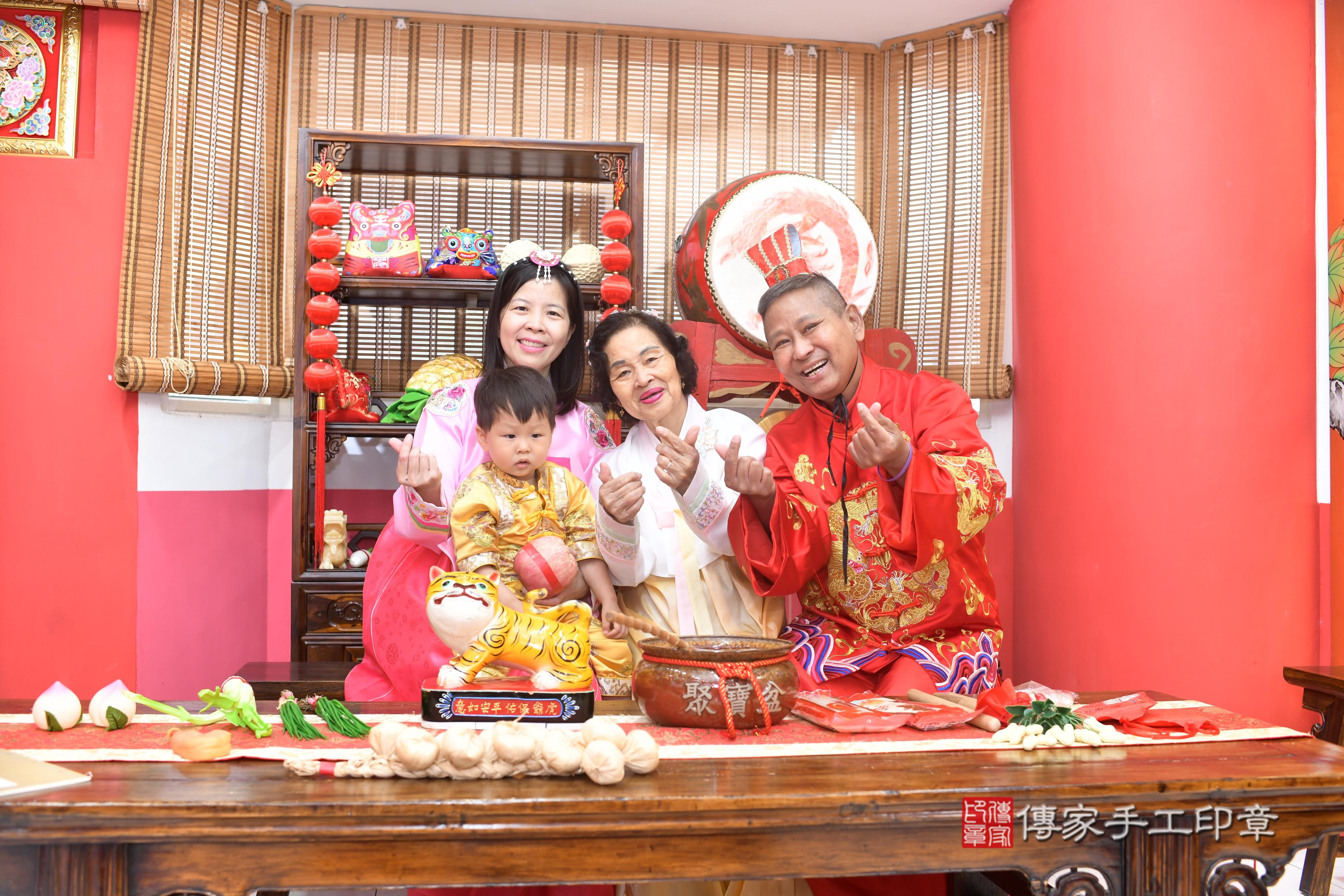 傳家手工印章高雄店、抓周、度脺、中國風會場、傳家嬰兒古禮、吉祥話、抓周道具物品24種、拍照。抓周證書。寶寶抓周、滿周歲、生日快樂、祝福