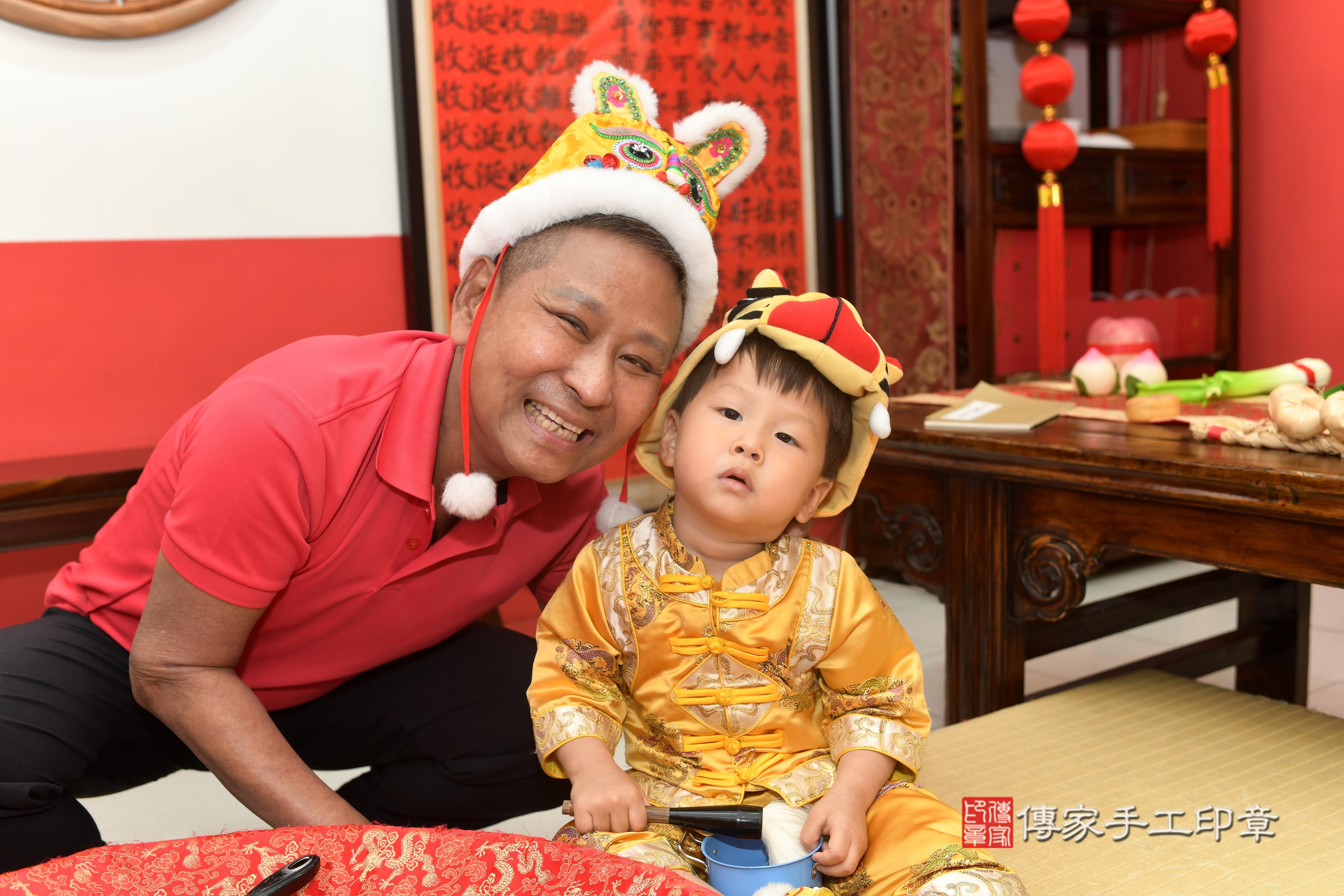 傳家手工印章高雄店、抓周、度脺、中國風會場、傳家嬰兒古禮、吉祥話、抓周道具物品24種、拍照。抓周證書。寶寶抓周、滿周歲、生日快樂、祝福
