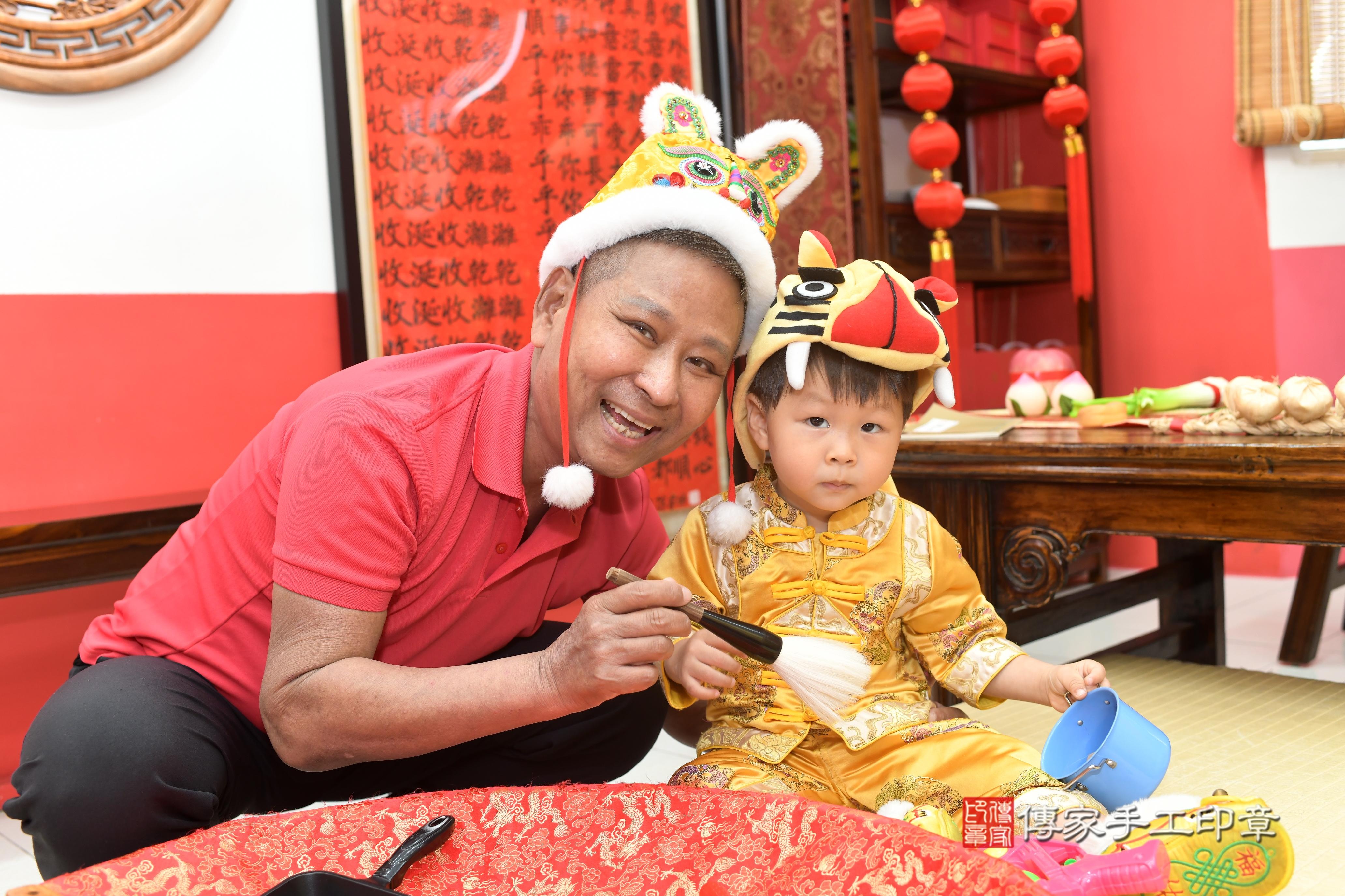 傳家手工印章高雄店、抓周、度脺、中國風會場、傳家嬰兒古禮、吉祥話、抓周道具物品24種、拍照。抓周證書。寶寶抓周、滿周歲、生日快樂、祝福