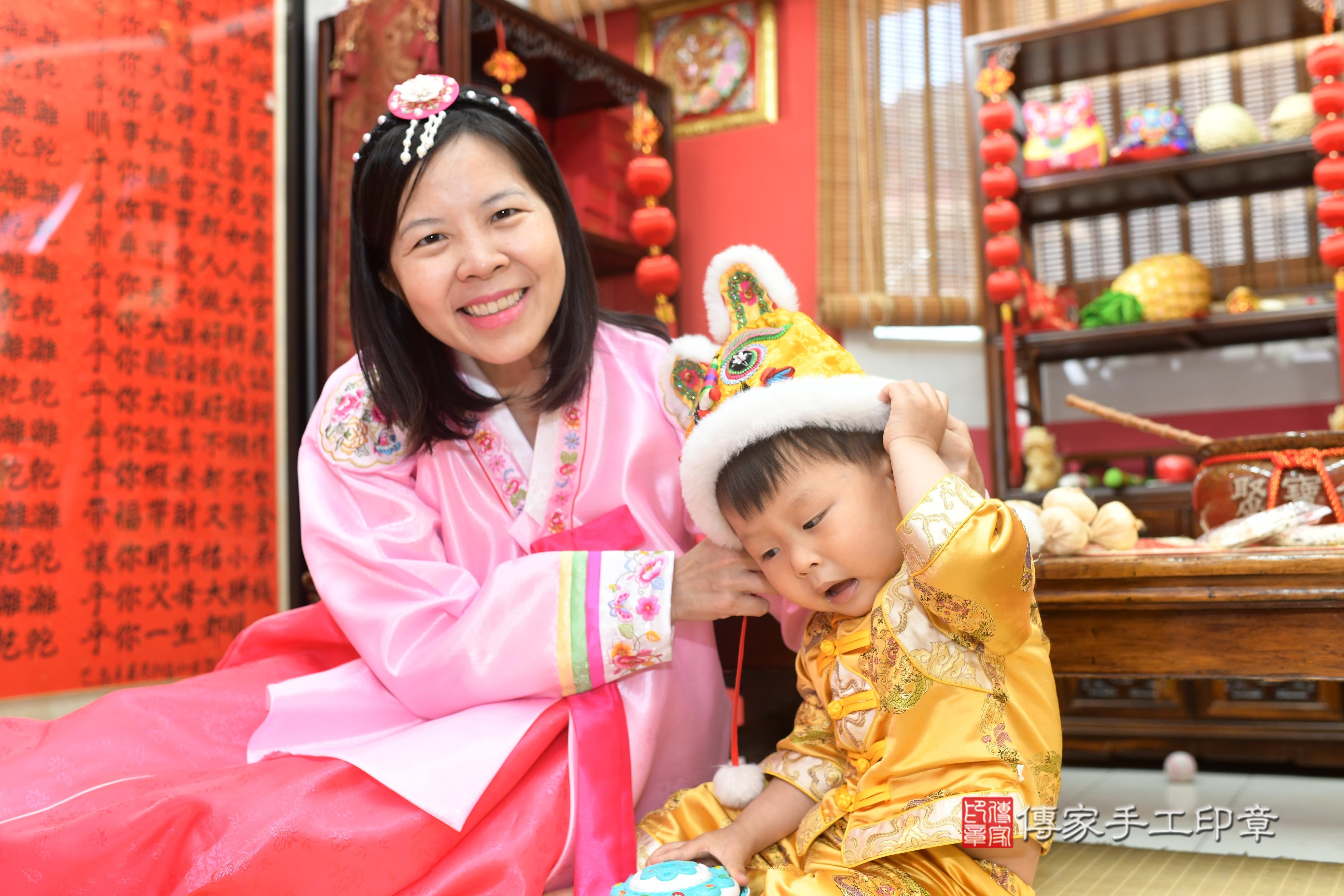 傳家手工印章高雄店、抓周、度脺、中國風會場、傳家嬰兒古禮、吉祥話、抓周道具物品24種、拍照。抓周證書。寶寶抓周、滿周歲、生日快樂、祝福