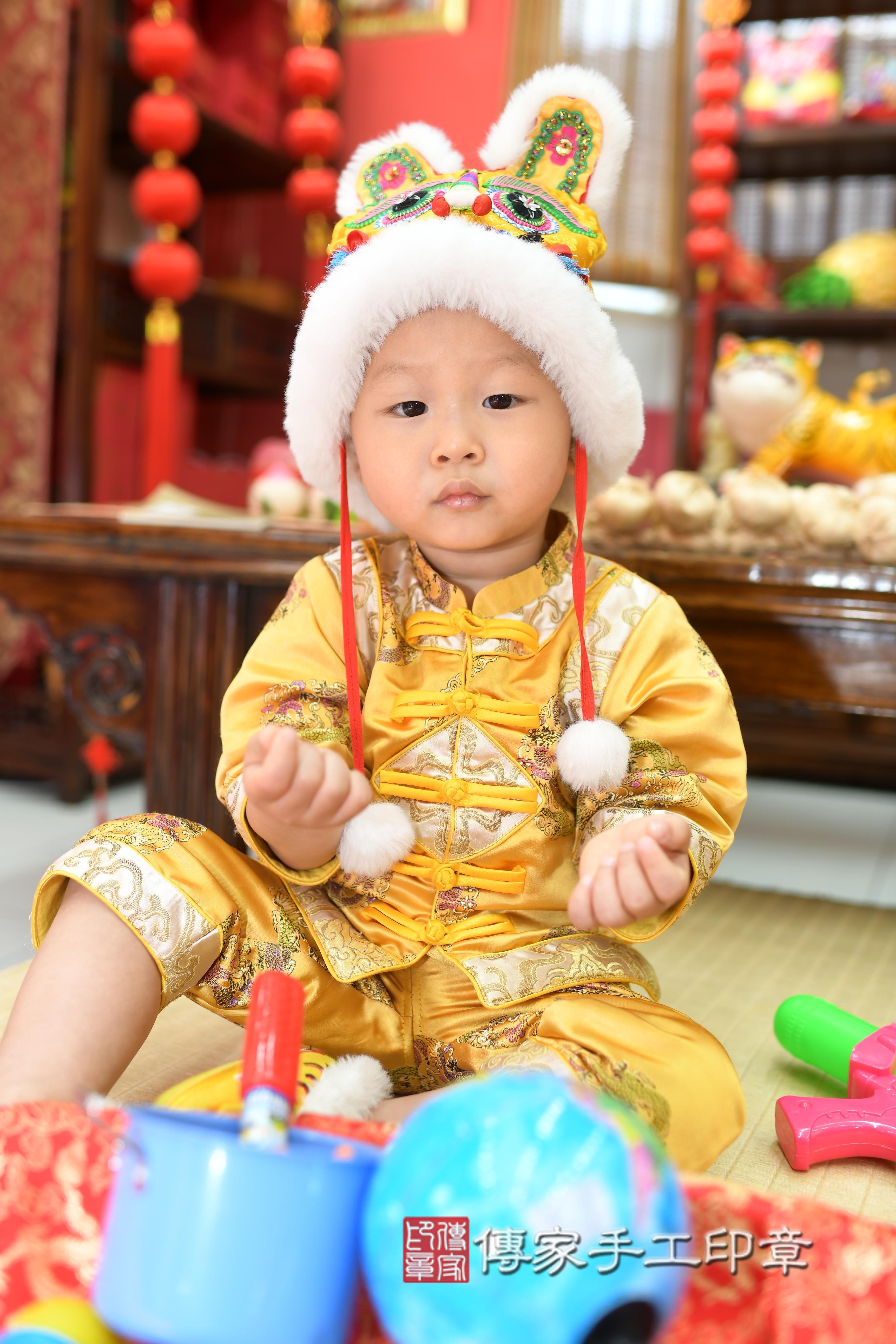 傳家手工印章高雄店、抓周、度脺、中國風會場、傳家嬰兒古禮、吉祥話、抓周道具物品24種、拍照。抓周證書。寶寶抓周、滿周歲、生日快樂、祝福