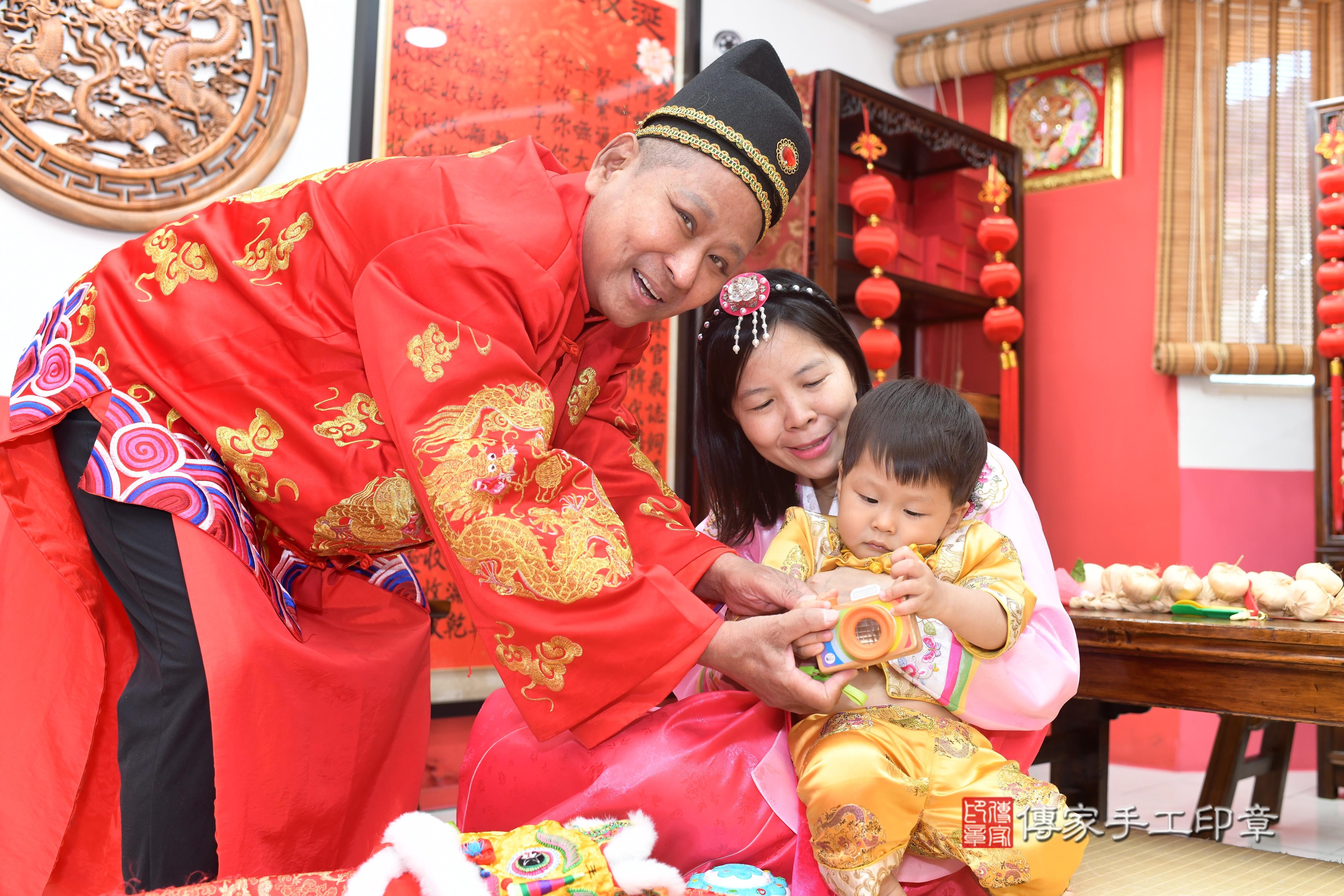 傳家手工印章高雄店、抓周、度脺、中國風會場、傳家嬰兒古禮、吉祥話、抓周道具物品24種、拍照。抓周證書。寶寶抓周、滿周歲、生日快樂、祝福