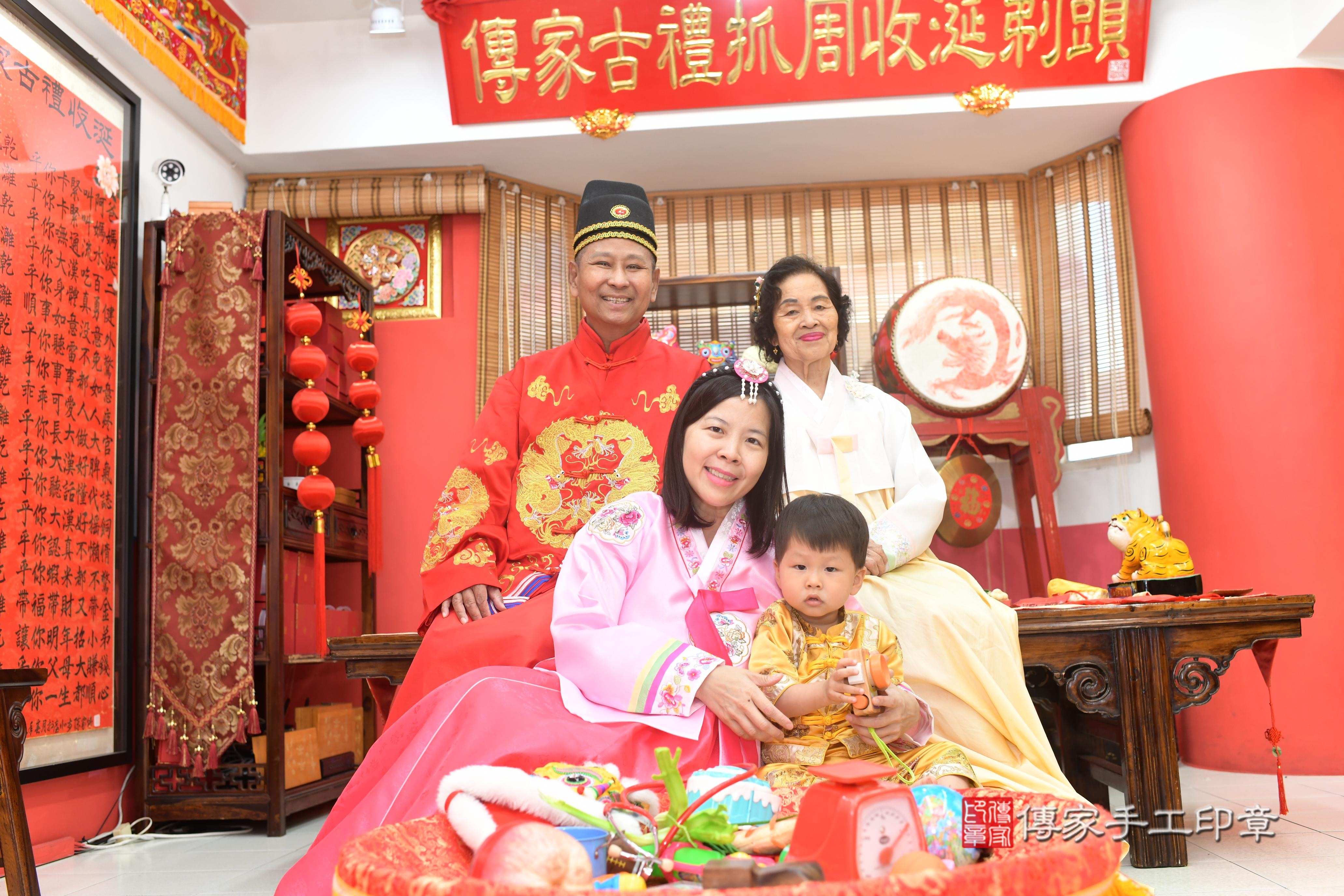 傳家手工印章高雄店、抓周、度脺、中國風會場、傳家嬰兒古禮、吉祥話、抓周道具物品24種、拍照。抓周證書。寶寶抓周、滿周歲、生日快樂、祝福