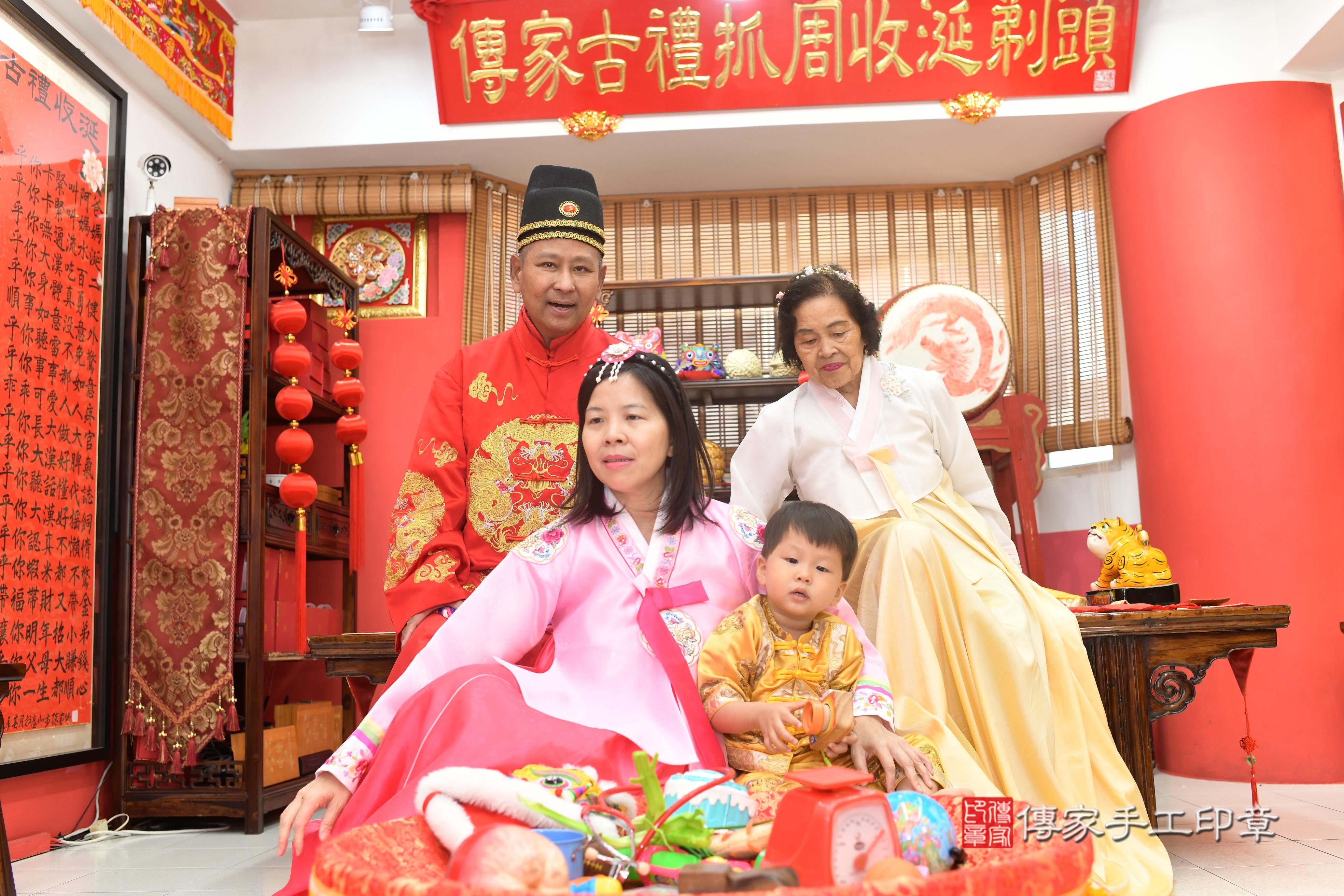 傳家手工印章高雄店、抓周、度脺、中國風會場、傳家嬰兒古禮、吉祥話、抓周道具物品24種、拍照。抓周證書。寶寶抓周、滿周歲、生日快樂、祝福