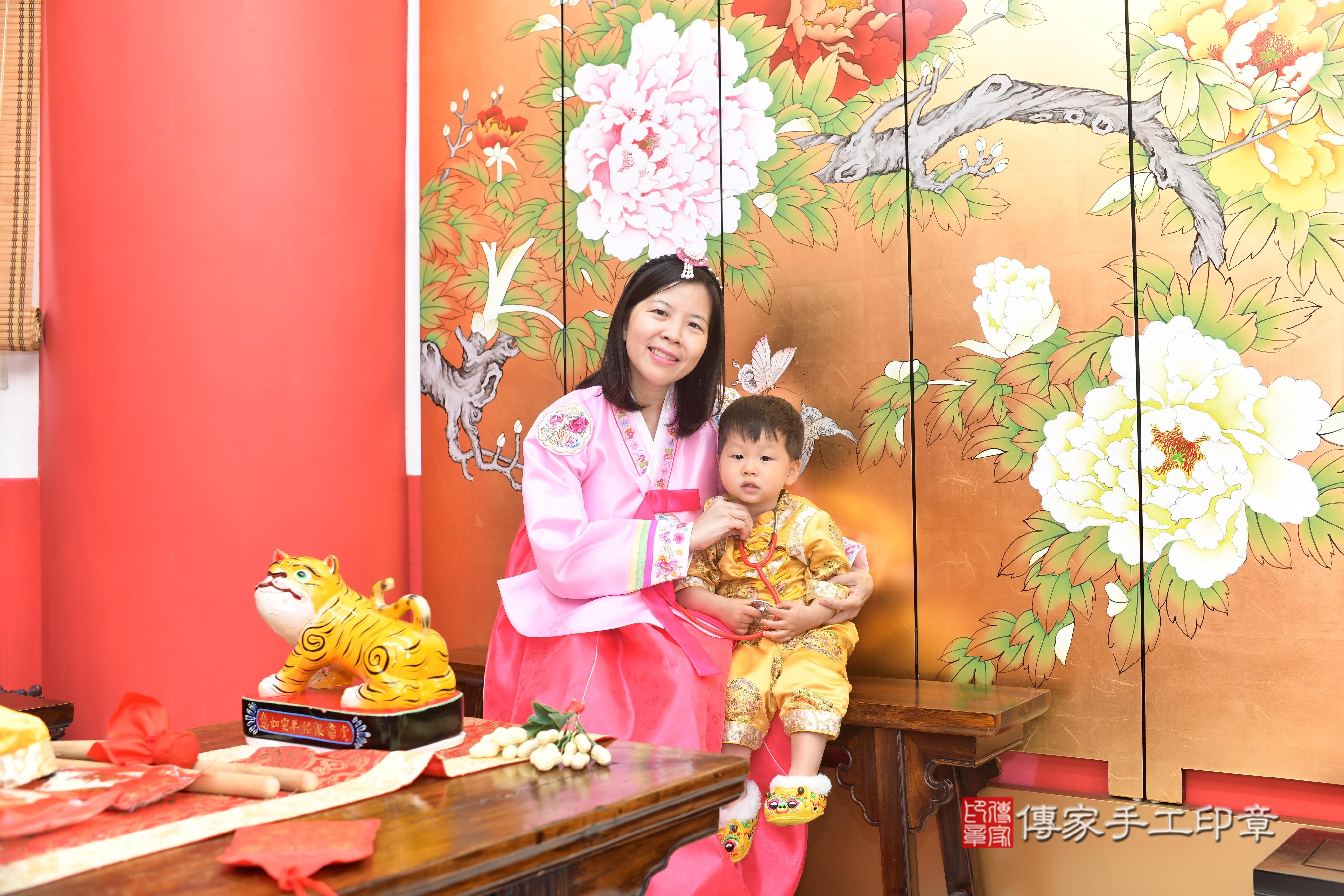 抓周儀式【福虎歌】朗誦祝福：虎爺保佑寶寶吉祥，趨吉避凶。  在中國和台灣，虎爺是兒童的守護神，週歲有虎爺保佑，可以象徵吉祥平安。  高雄店抓周。爸爸媽媽和虎爺一起拍個合照，保佑孩子平安健康長大喔^^