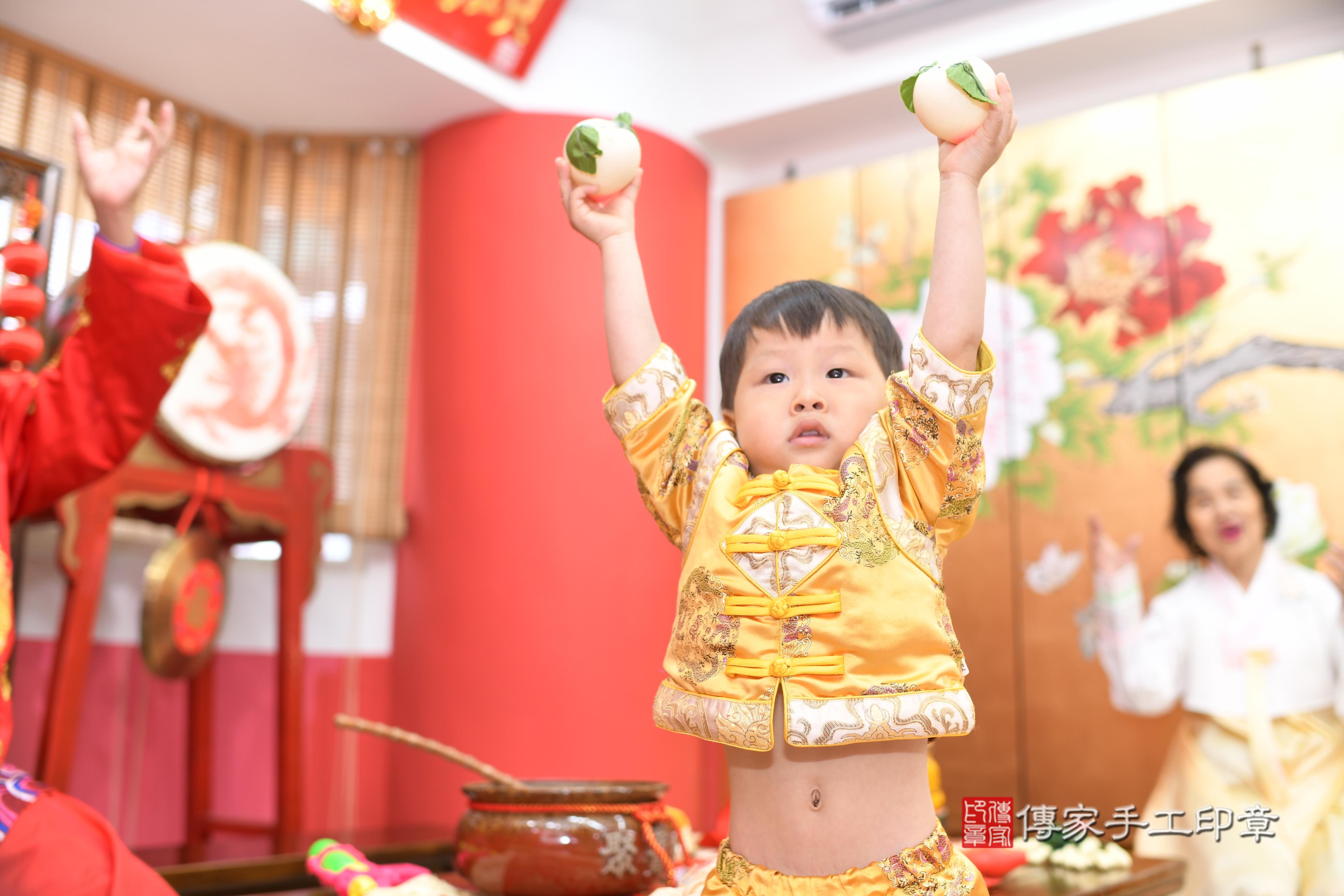 傳家手工印章高雄店、抓周、度脺、中國風會場、傳家嬰兒古禮、吉祥話、抓周道具物品24種、拍照。抓周證書。寶寶抓周、滿周歲、生日快樂、祝福