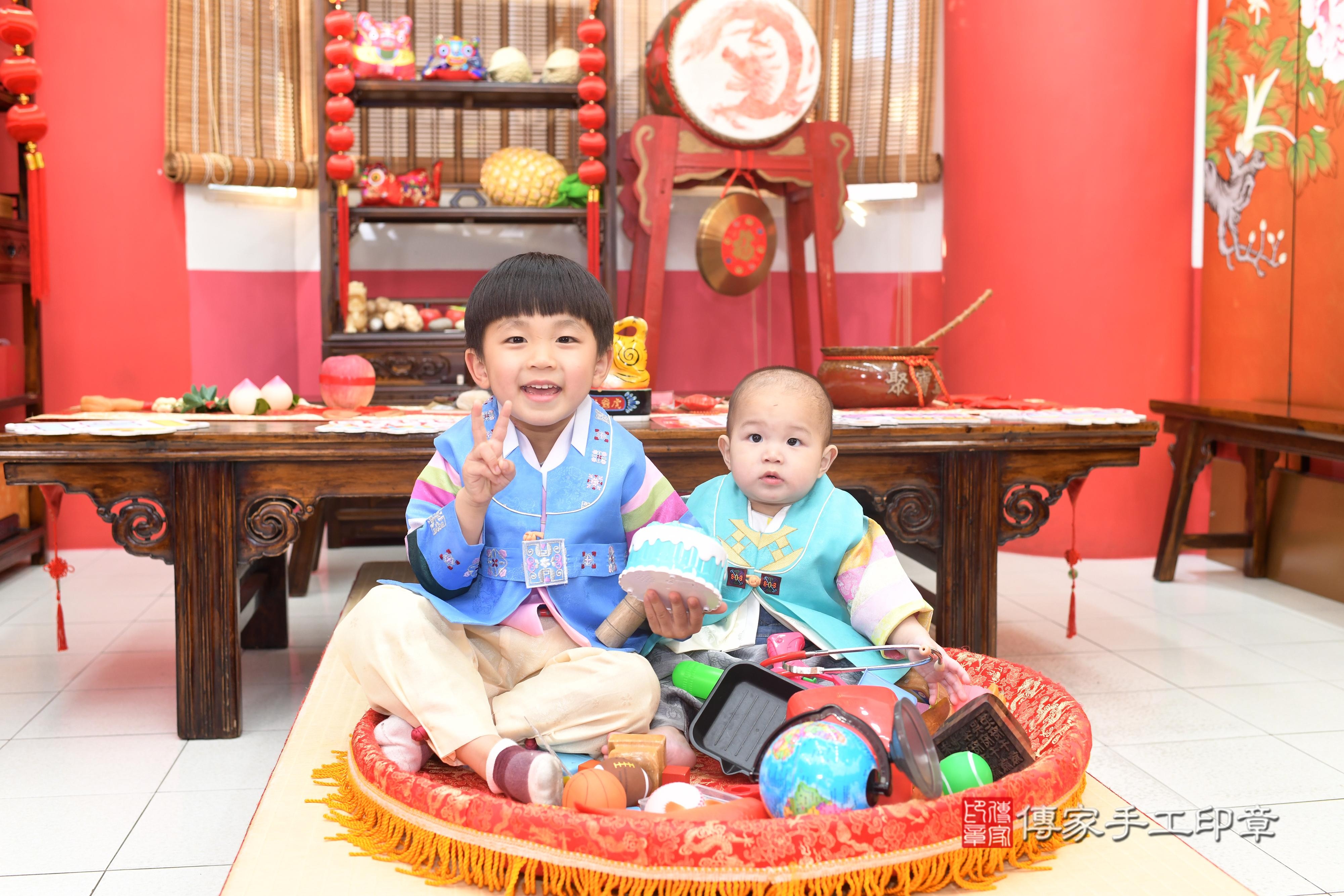 傳家手工印章高雄店、抓周、度脺、中國風會場、傳家嬰兒古禮、吉祥話、抓周道具物品24種、拍照。抓周證書。寶寶抓周、滿周歲、生日快樂、祝福