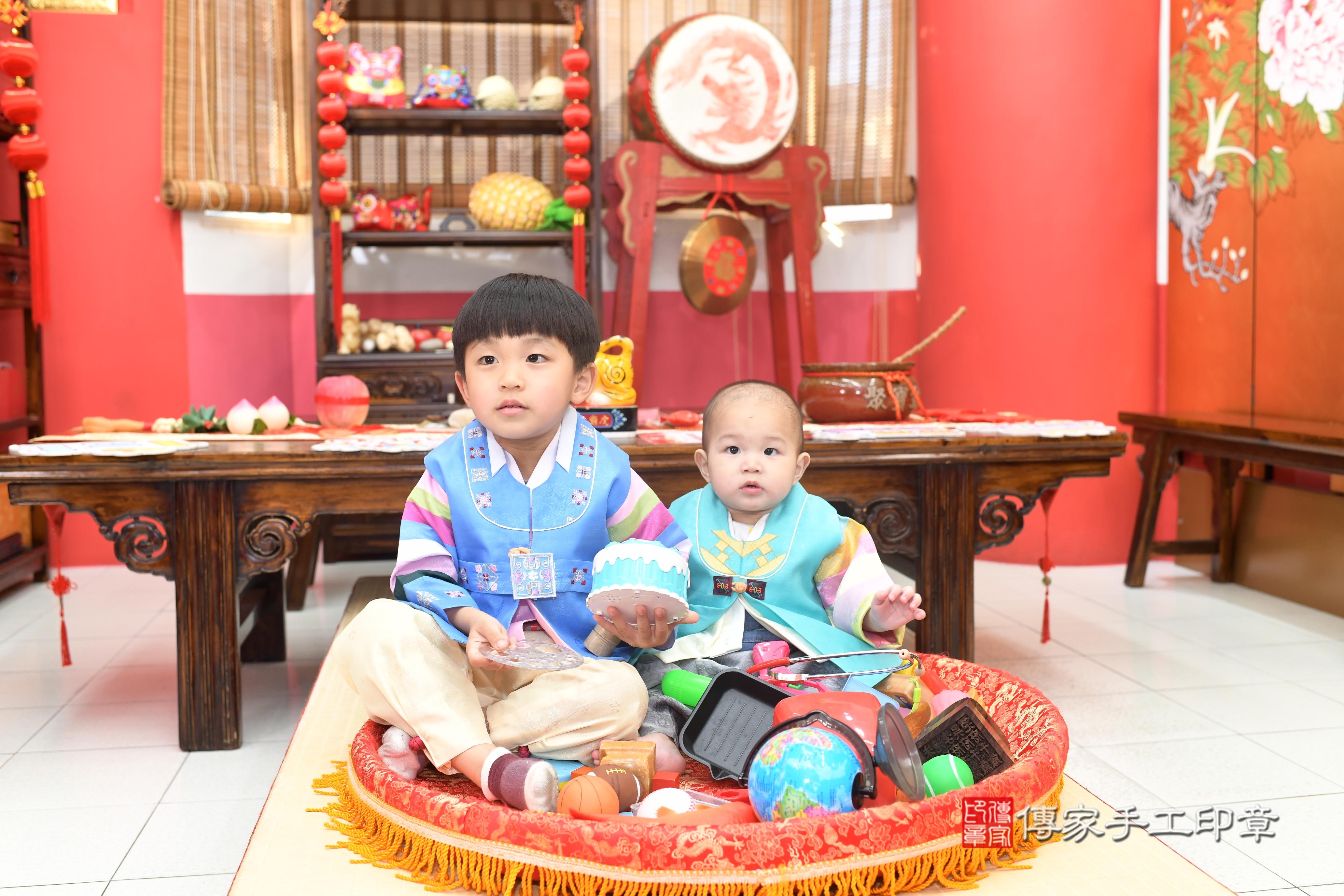 傳家手工印章高雄店、抓周、度脺、中國風會場、傳家嬰兒古禮、吉祥話、抓周道具物品24種、拍照。抓周證書。寶寶抓周、滿周歲、生日快樂、祝福