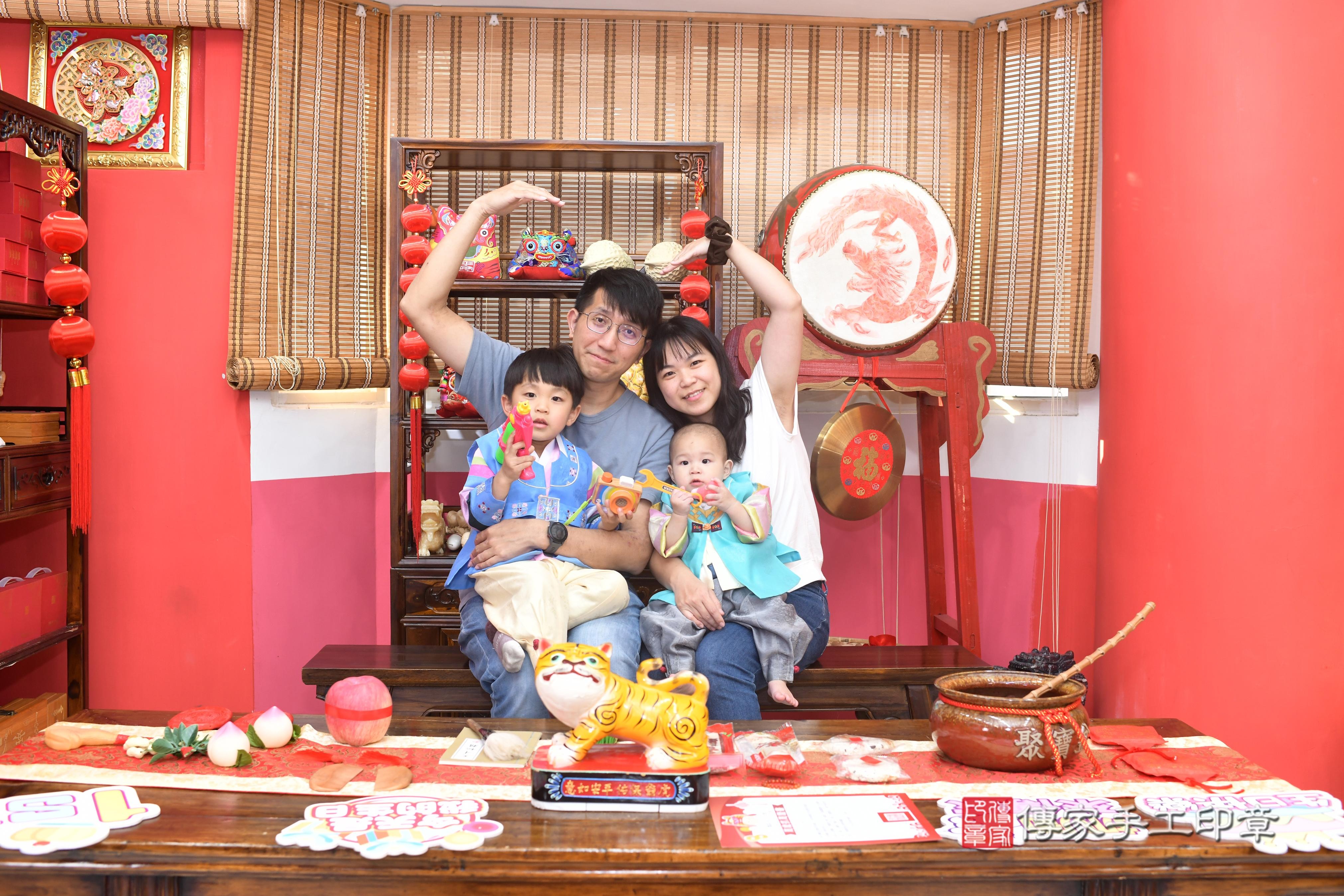 傳家手工印章高雄店、抓周、度脺、中國風會場、傳家嬰兒古禮、吉祥話、抓周道具物品24種、拍照。抓周證書。寶寶抓周、滿周歲、生日快樂、祝福
