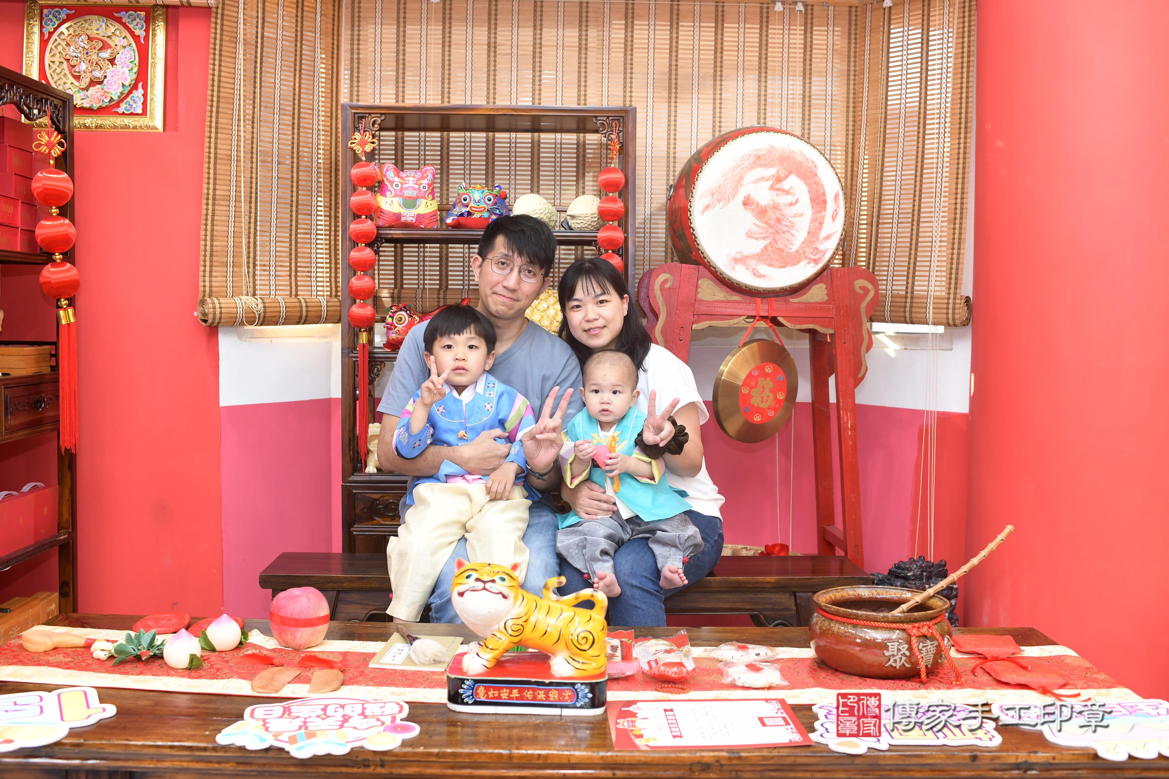 傳家手工印章高雄店、抓周、度脺、中國風會場、傳家嬰兒古禮、吉祥話、抓周道具物品24種、拍照。抓周證書。寶寶抓周、滿周歲、生日快樂、祝福