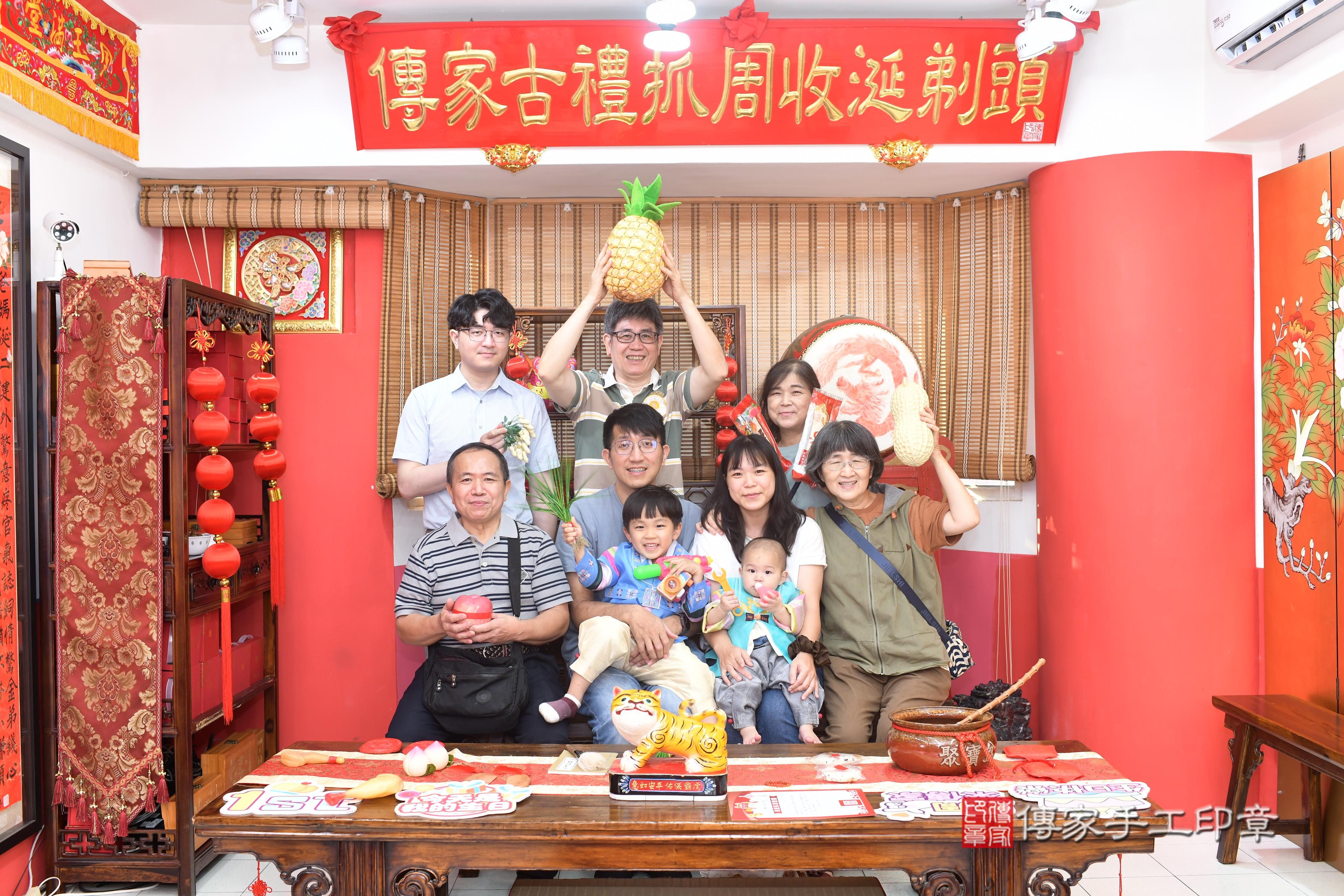 傳家手工印章高雄店、抓周、度脺、中國風會場、傳家嬰兒古禮、吉祥話、抓周道具物品24種、拍照。抓周證書。寶寶抓周、滿周歲、生日快樂、祝福
