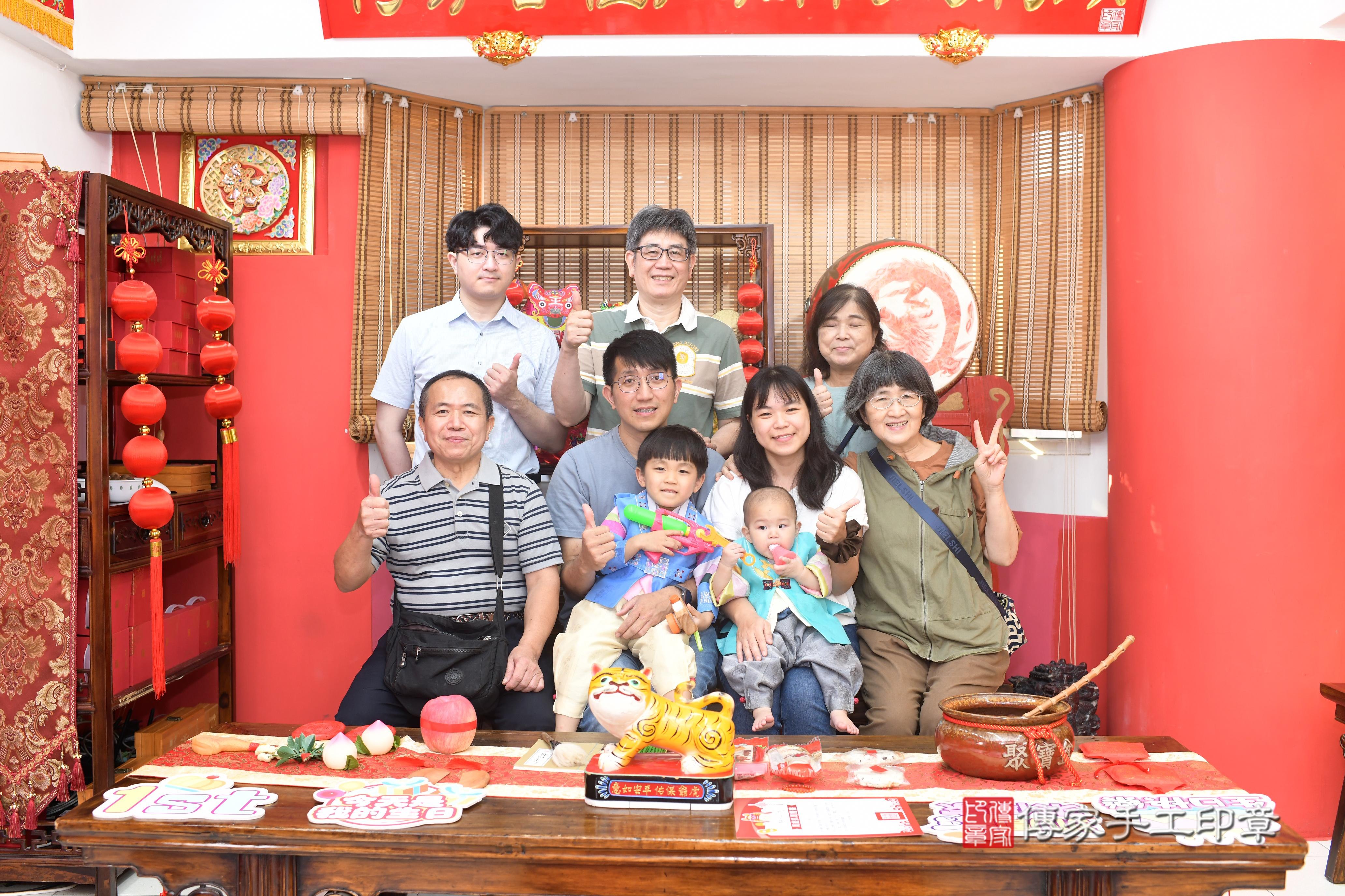 傳家手工印章高雄店、抓周、度脺、中國風會場、傳家嬰兒古禮、吉祥話、抓周道具物品24種、拍照。抓周證書。寶寶抓周、滿周歲、生日快樂、祝福
