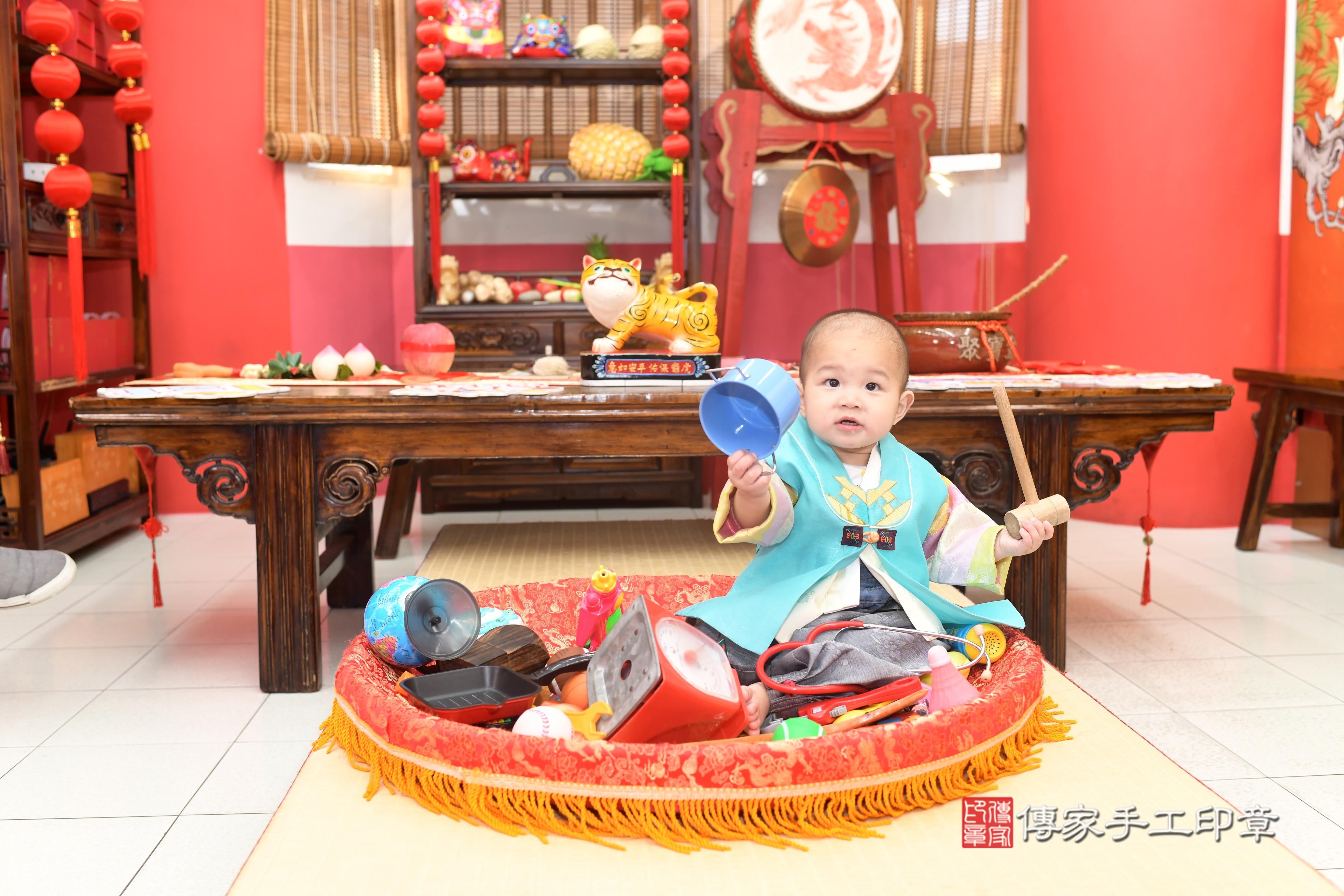 傳家手工印章高雄店、抓周、度脺、中國風會場、傳家嬰兒古禮、吉祥話、抓周道具物品24種、拍照。抓周證書。寶寶抓周、滿周歲、生日快樂、祝福
