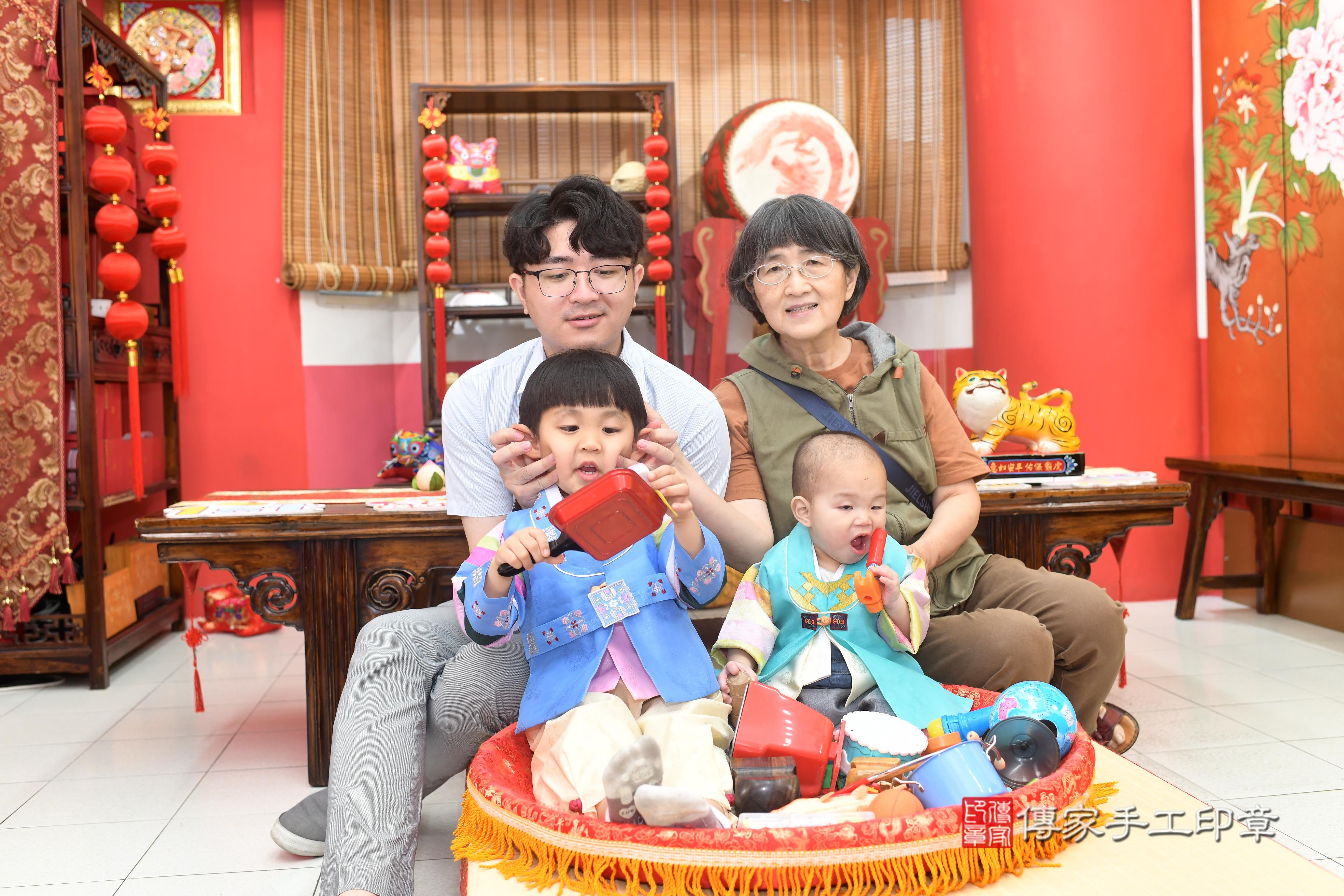 傳家手工印章高雄店、抓周、度脺、中國風會場、傳家嬰兒古禮、吉祥話、抓周道具物品24種、拍照。抓周證書。寶寶抓周、滿周歲、生日快樂、祝福