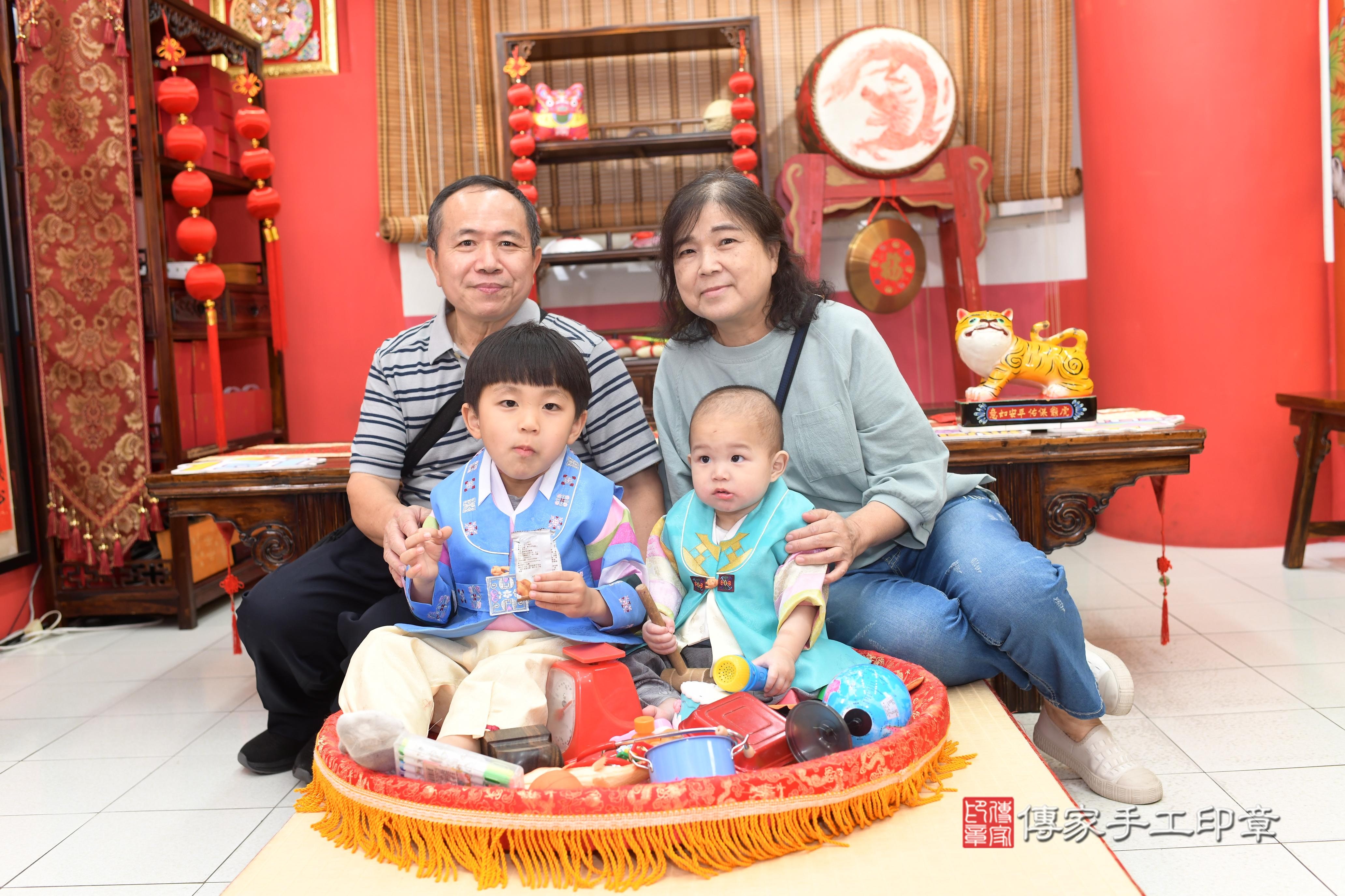傳家手工印章高雄店、抓周、度脺、中國風會場、傳家嬰兒古禮、吉祥話、抓周道具物品24種、拍照。抓周證書。寶寶抓周、滿周歲、生日快樂、祝福