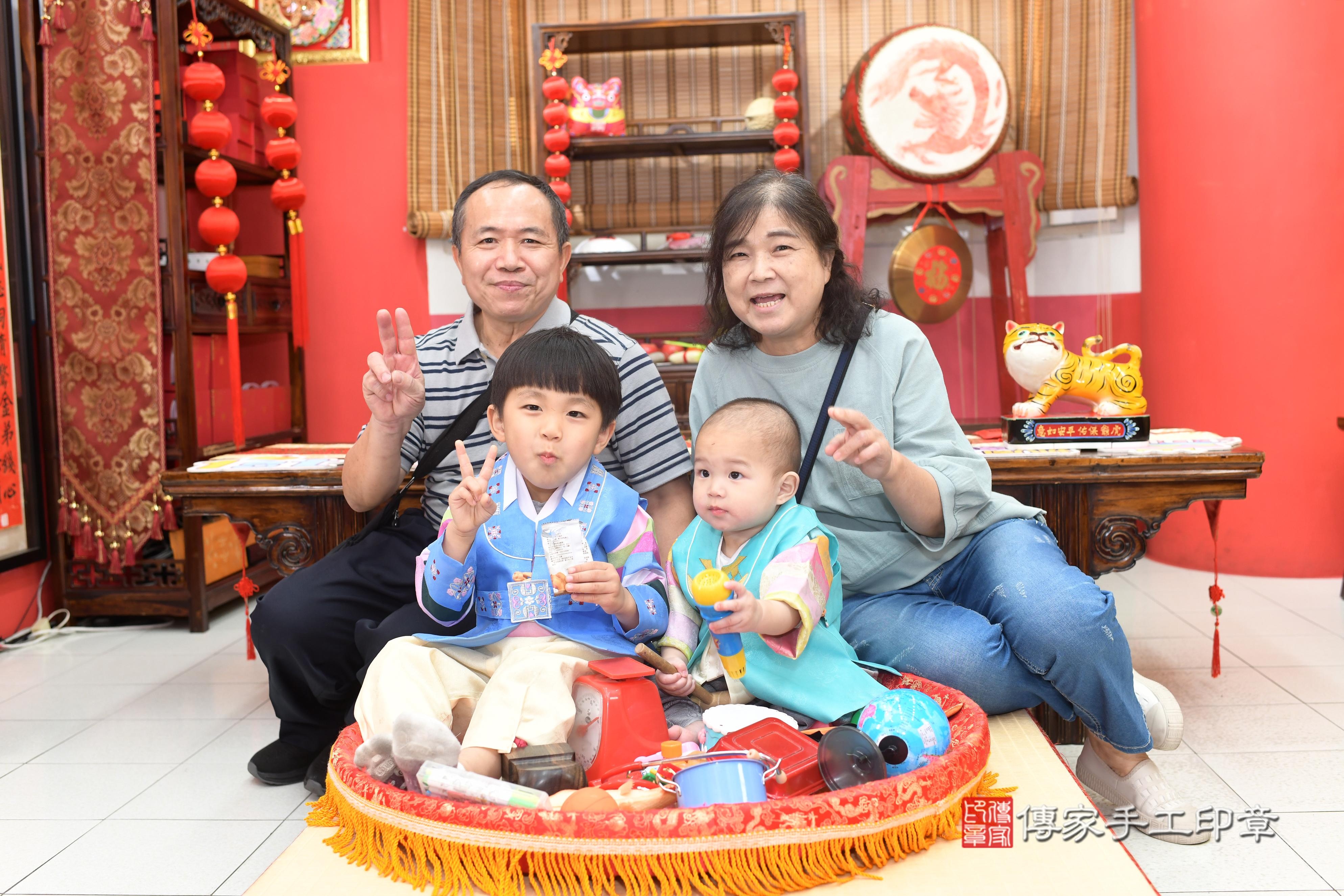 傳家手工印章高雄店、抓周、度脺、中國風會場、傳家嬰兒古禮、吉祥話、抓周道具物品24種、拍照。抓周證書。寶寶抓周、滿周歲、生日快樂、祝福