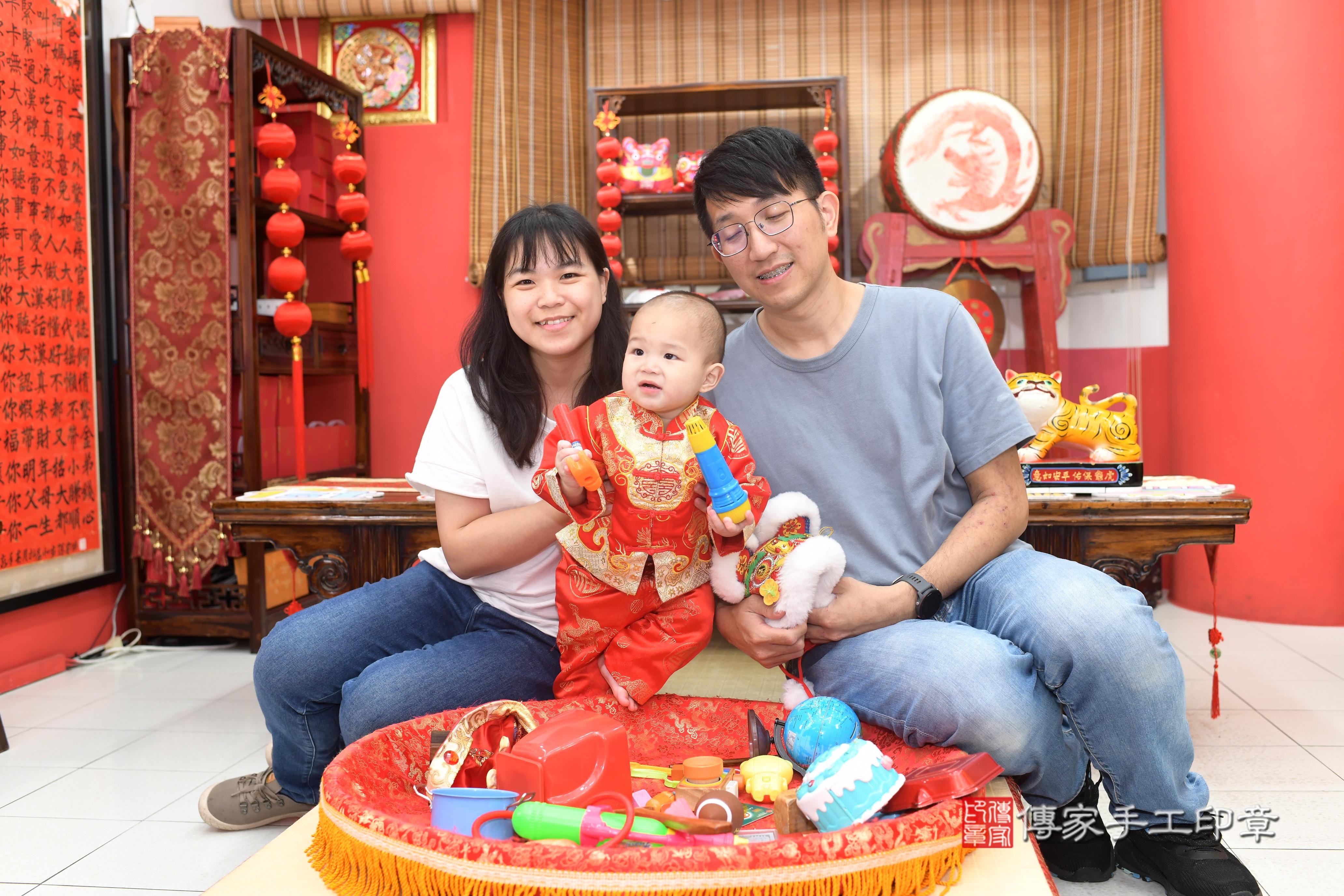 傳家手工印章高雄店、抓周、度脺、中國風會場、傳家嬰兒古禮、吉祥話、抓周道具物品24種、拍照。抓周證書。寶寶抓周、滿周歲、生日快樂、祝福