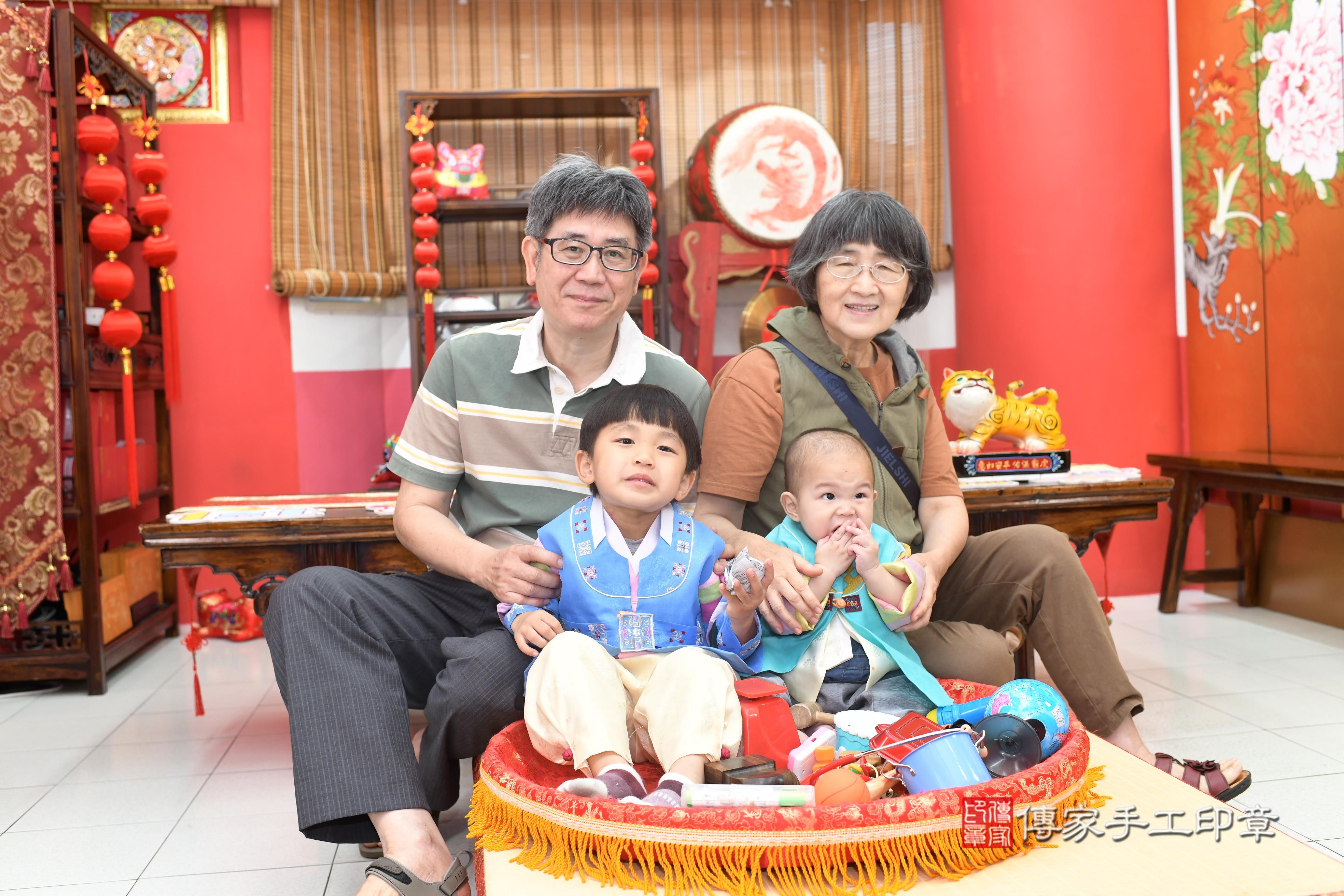傳家手工印章高雄店、抓周、度脺、中國風會場、傳家嬰兒古禮、吉祥話、抓周道具物品24種、拍照。抓周證書。寶寶抓周、滿周歲、生日快樂、祝福