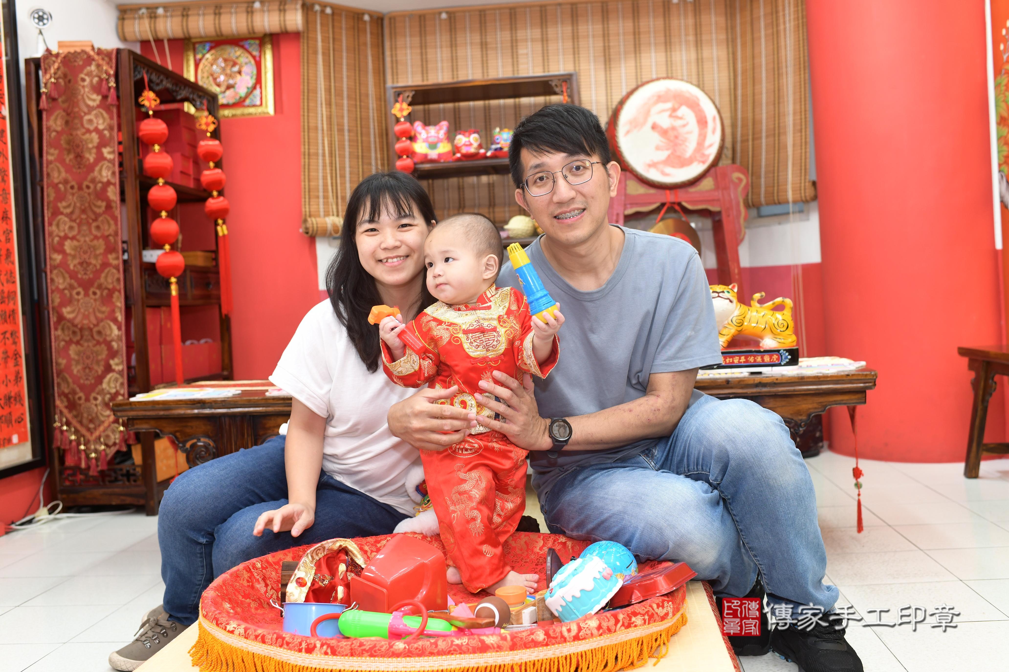 傳家手工印章高雄店、抓周、度脺、中國風會場、傳家嬰兒古禮、吉祥話、抓周道具物品24種、拍照。抓周證書。寶寶抓周、滿周歲、生日快樂、祝福