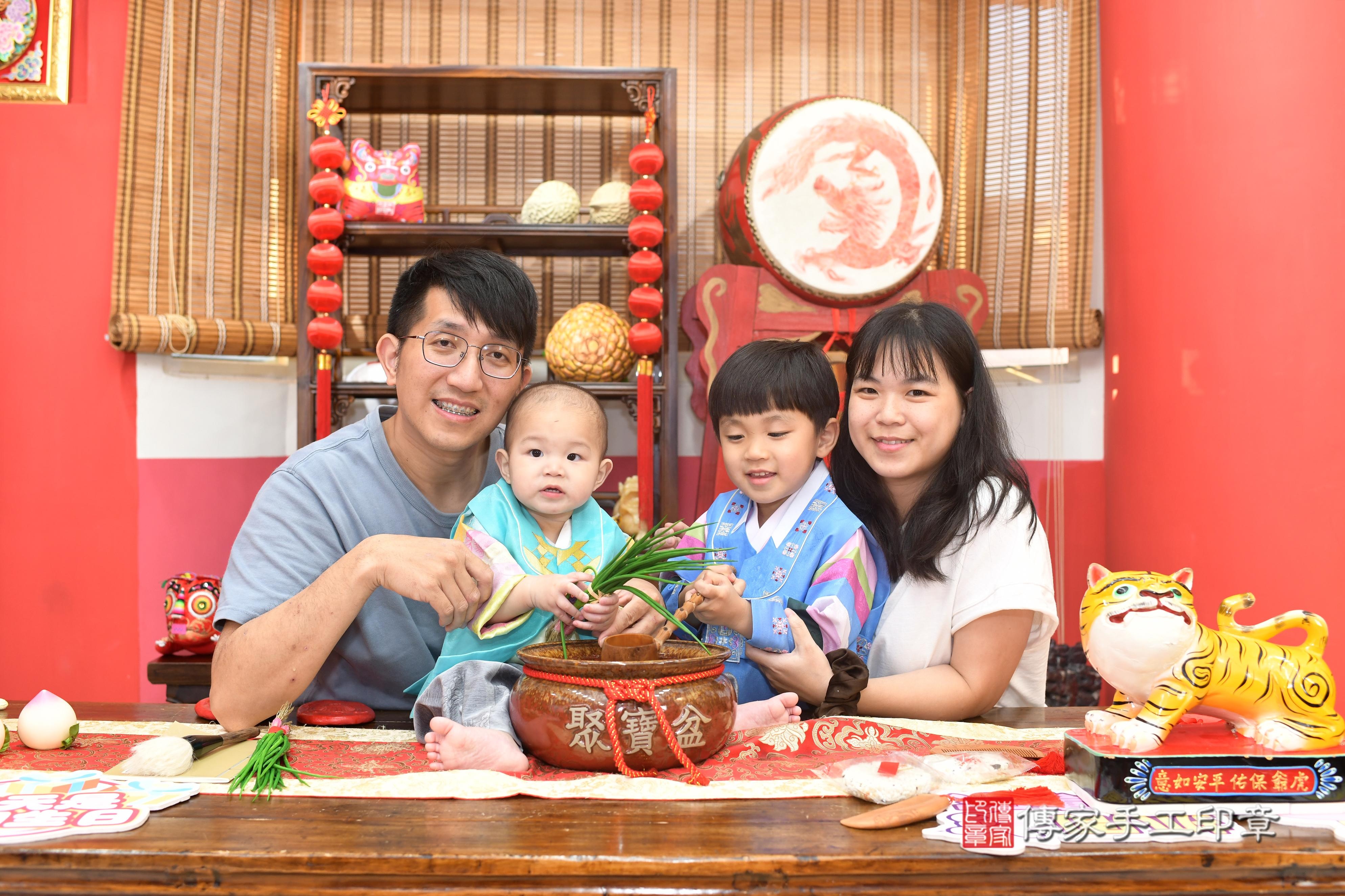 傳家手工印章高雄店、抓周、度脺、中國風會場、傳家嬰兒古禮、吉祥話、抓周道具物品24種、拍照。抓周證書。寶寶抓周、滿周歲、生日快樂、祝福