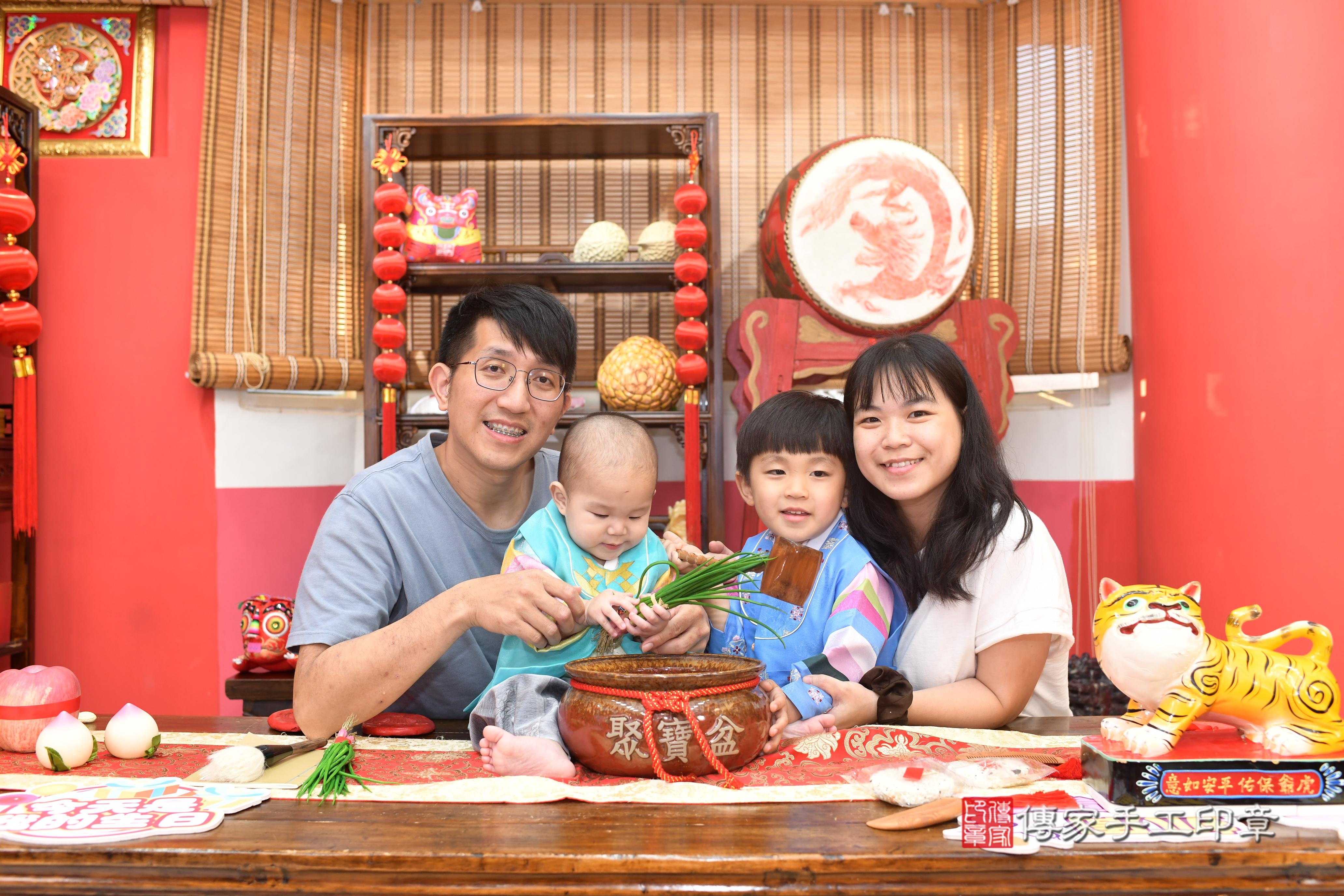 傳家手工印章高雄店、抓周、度脺、中國風會場、傳家嬰兒古禮、吉祥話、抓周道具物品24種、拍照。抓周證書。寶寶抓周、滿周歲、生日快樂、祝福