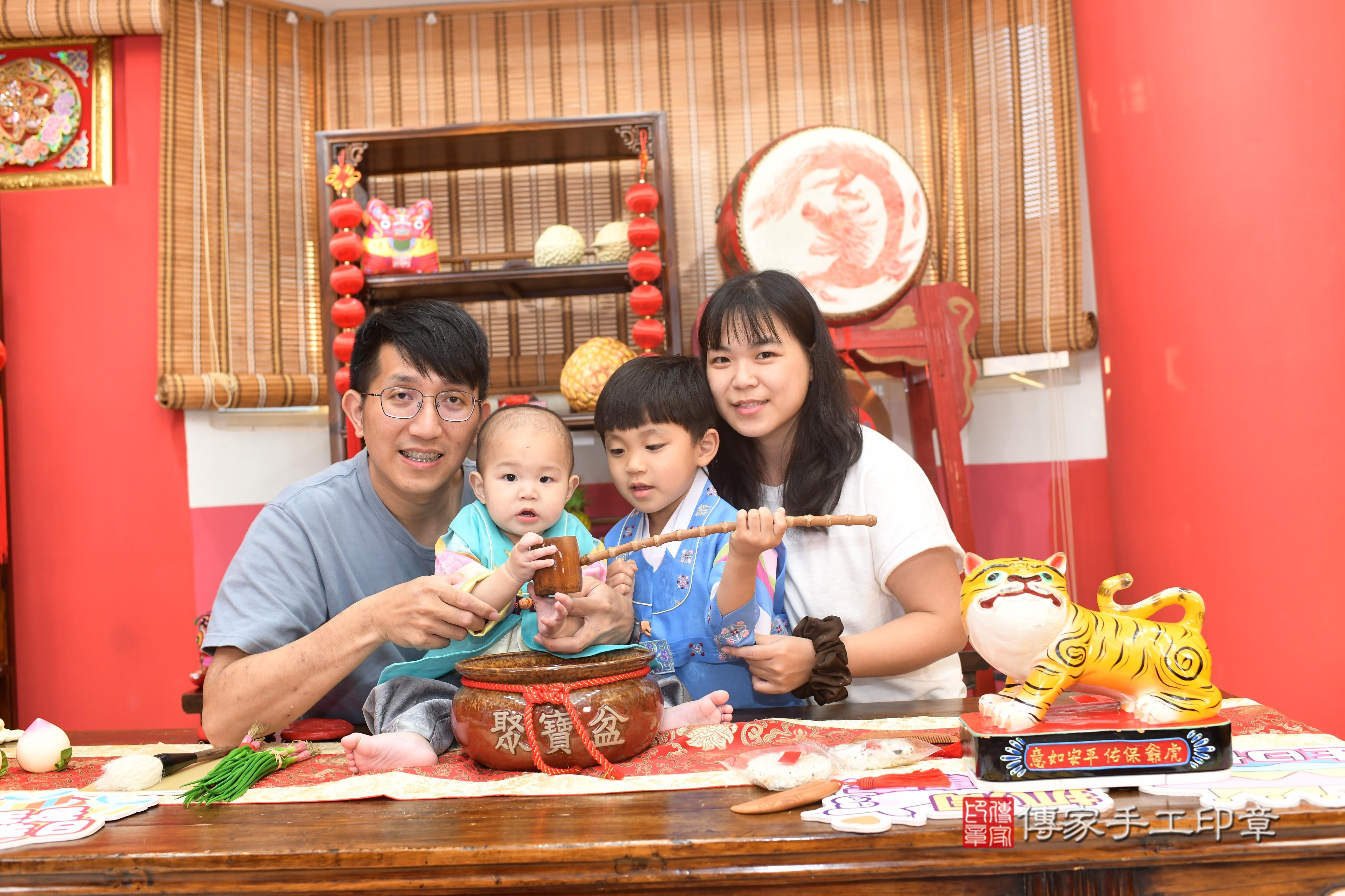 傳家手工印章高雄店、抓周、度脺、中國風會場、傳家嬰兒古禮、吉祥話、抓周道具物品24種、拍照。抓周證書。寶寶抓周、滿周歲、生日快樂、祝福