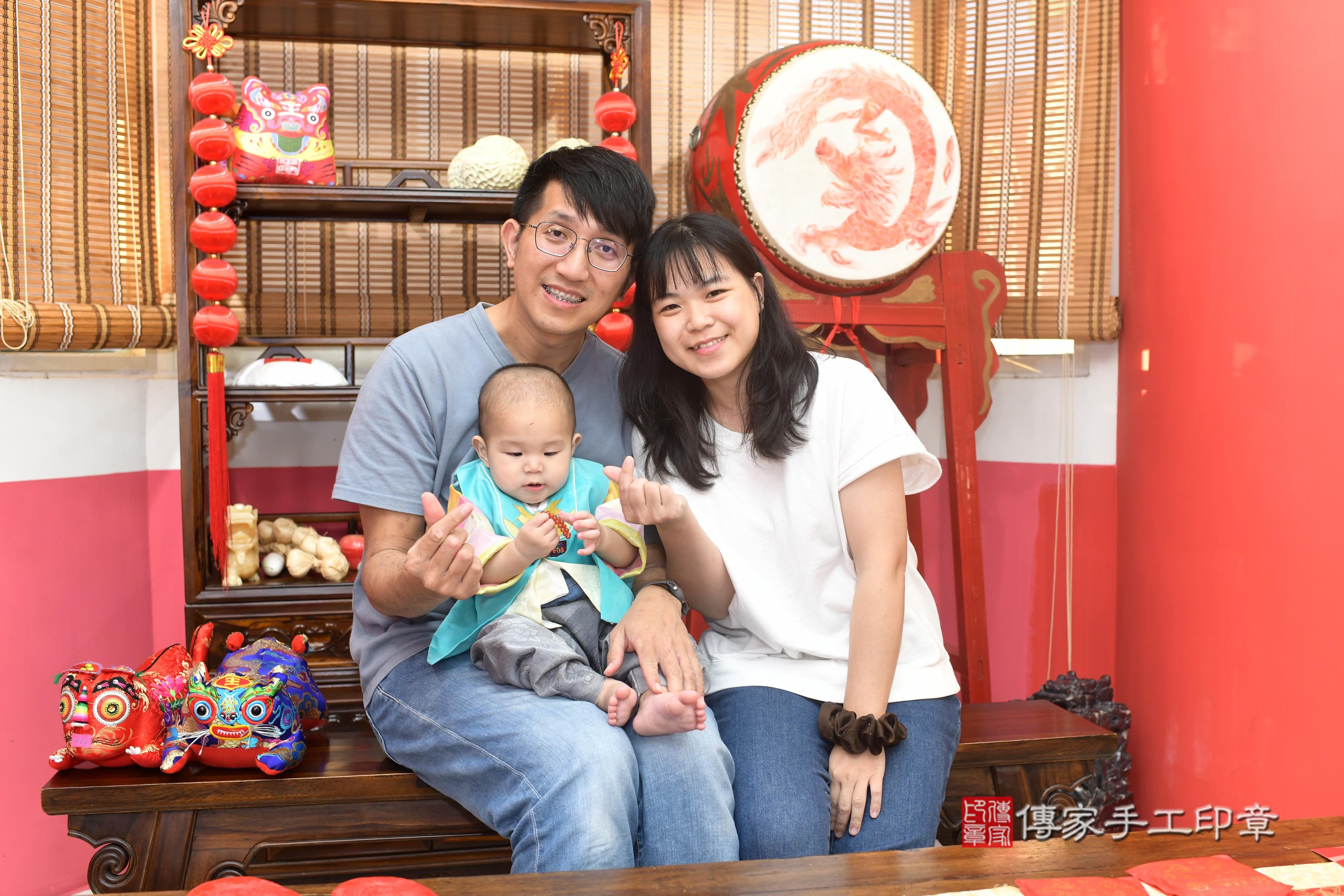 傳家手工印章高雄店、抓周、度脺、中國風會場、傳家嬰兒古禮、吉祥話、抓周道具物品24種、拍照。抓周證書。寶寶抓周、滿周歲、生日快樂、祝福