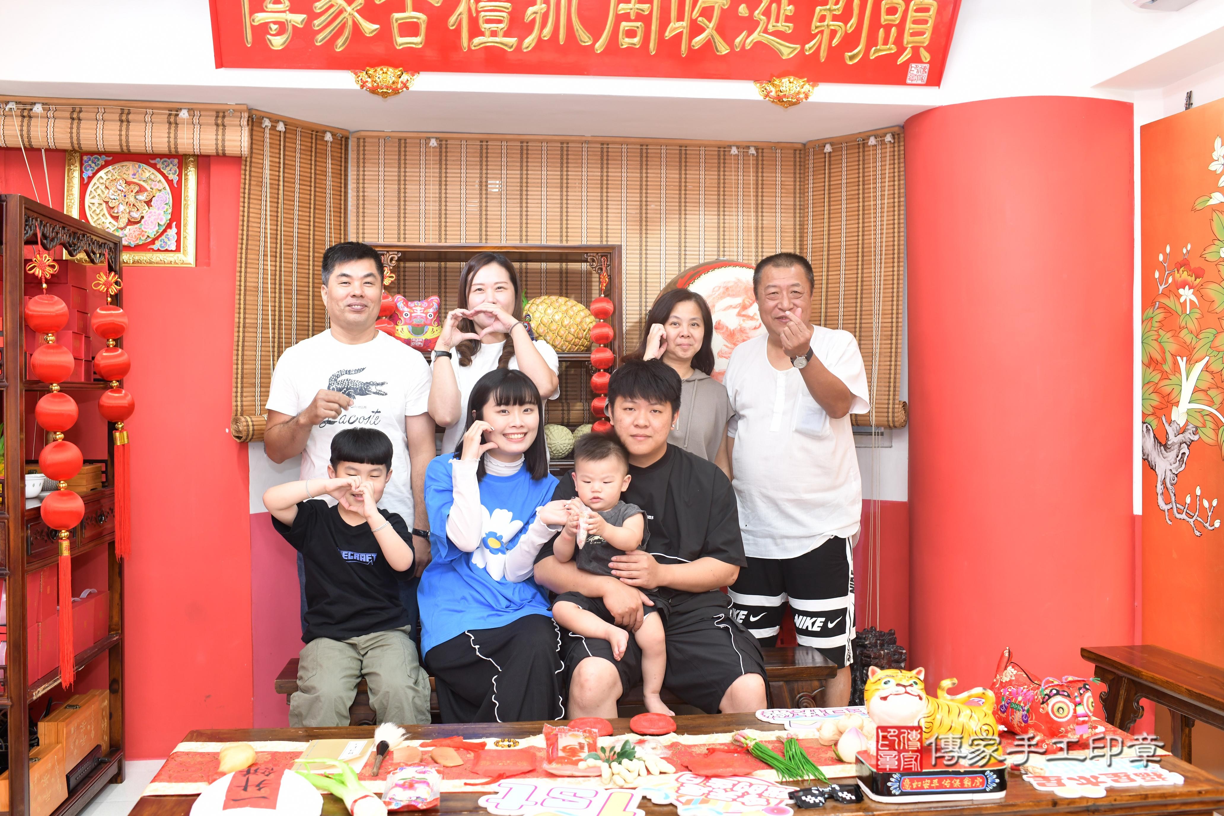 傳家手工印章高雄店、抓周、度脺、中國風會場、傳家嬰兒古禮、吉祥話、抓周道具物品24種、拍照。抓周證書。寶寶抓周、滿周歲、生日快樂、祝福