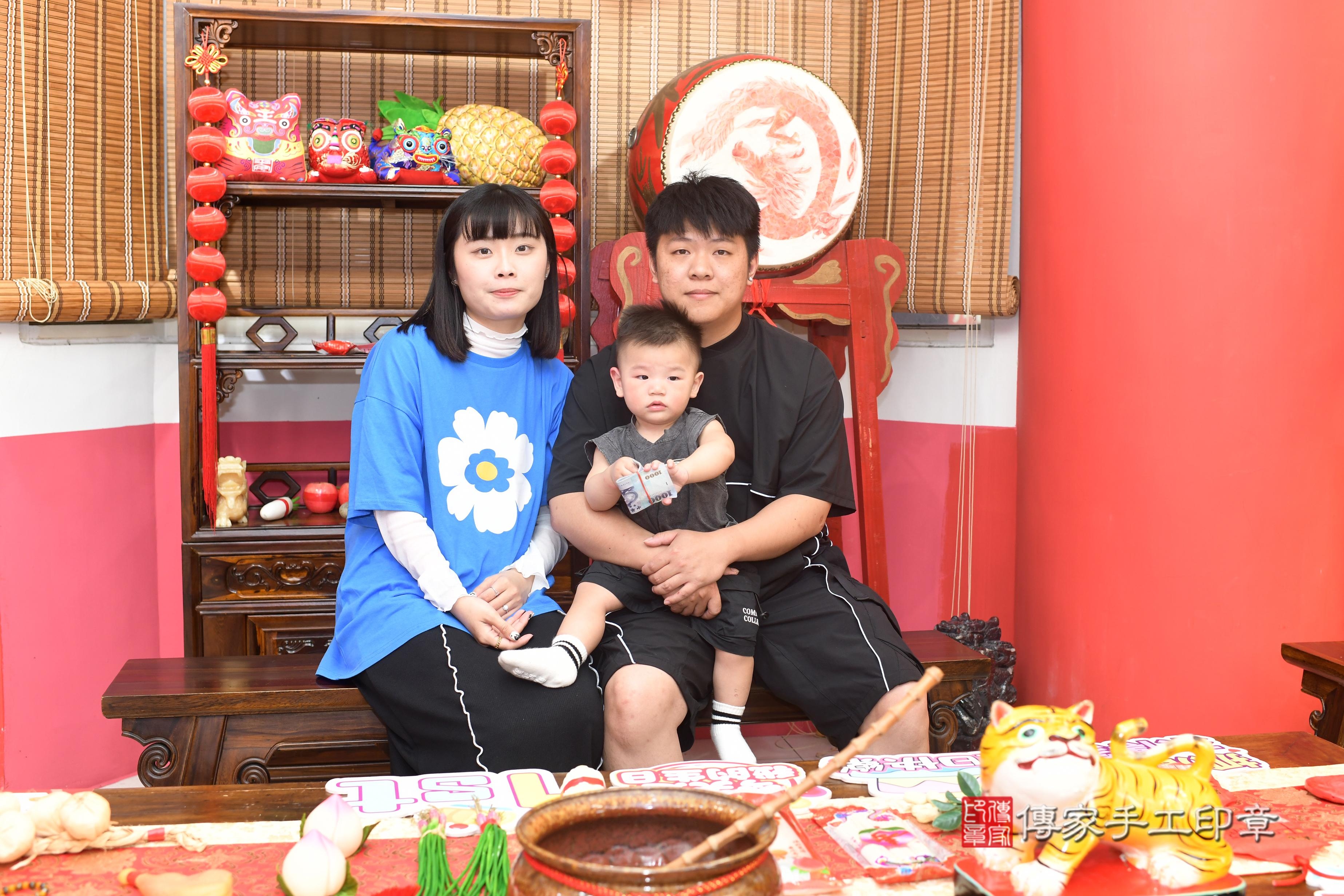 傳家手工印章高雄店、抓周、度脺、中國風會場、傳家嬰兒古禮、吉祥話、抓周道具物品24種、拍照。抓周證書。寶寶抓周、滿周歲、生日快樂、祝福
