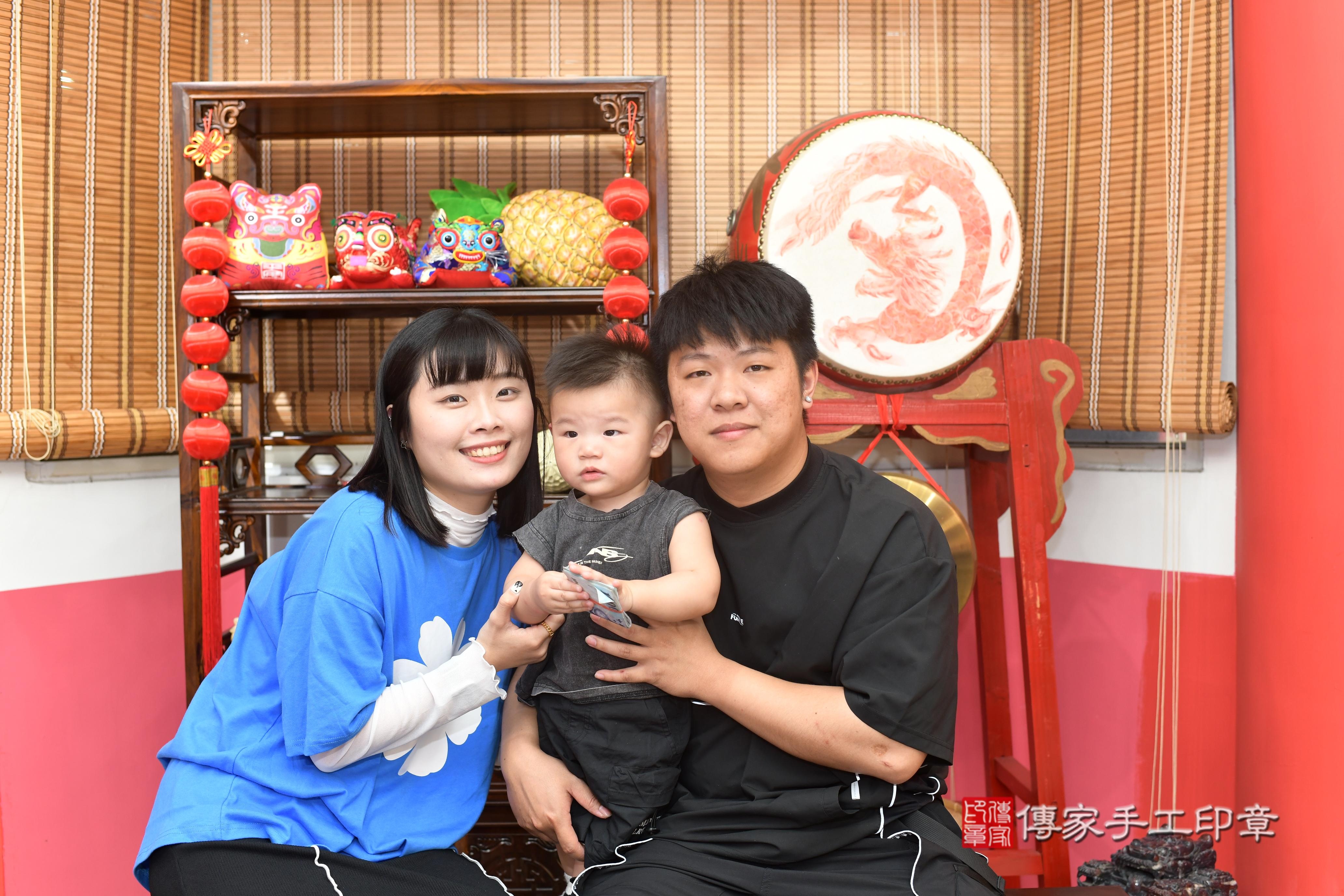 傳家手工印章高雄店、抓周、度脺、中國風會場、傳家嬰兒古禮、吉祥話、抓周道具物品24種、拍照。抓周證書。寶寶抓周、滿周歲、生日快樂、祝福