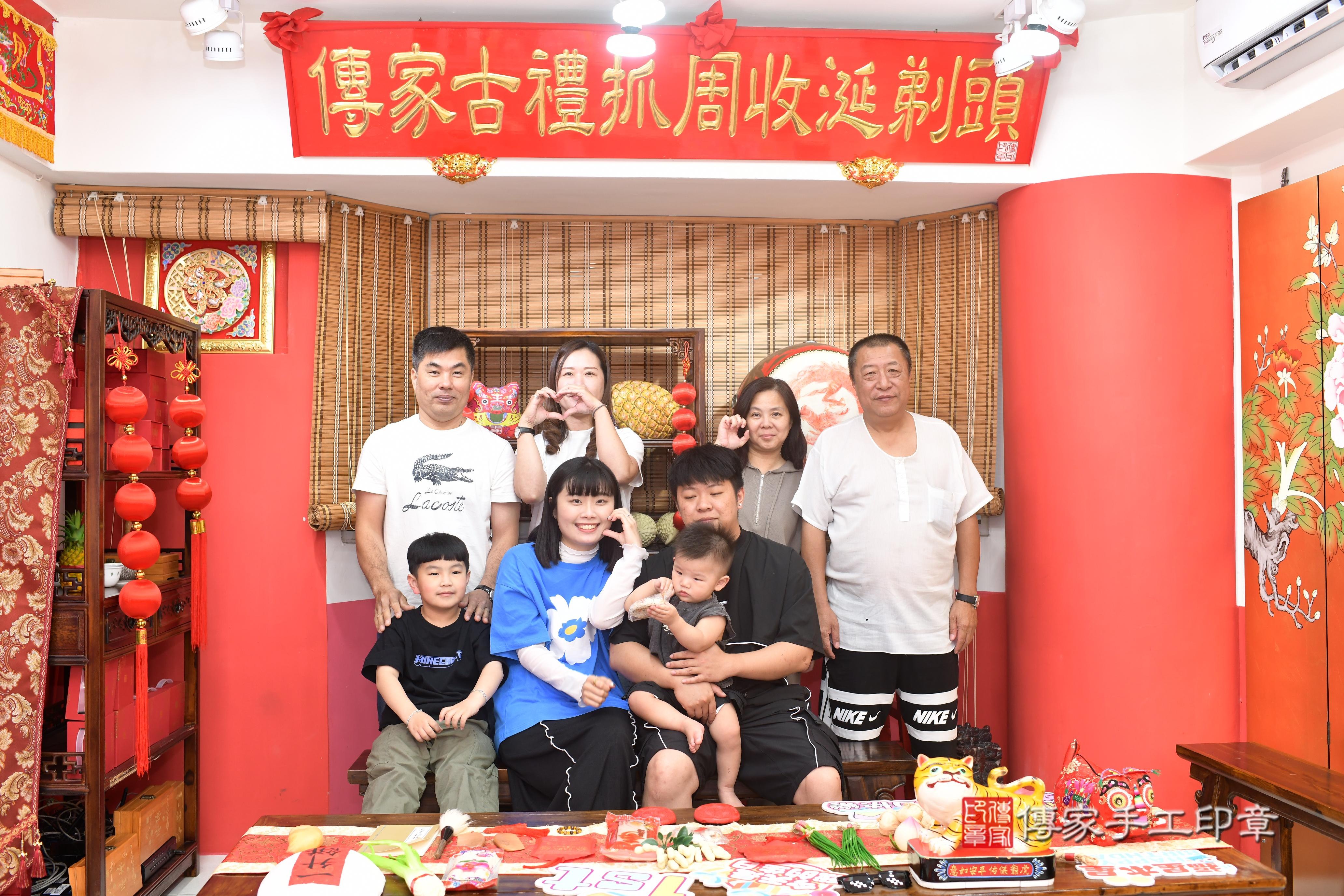 傳家手工印章高雄店、抓周、度脺、中國風會場、傳家嬰兒古禮、吉祥話、抓周道具物品24種、拍照。抓周證書。寶寶抓周、滿周歲、生日快樂、祝福