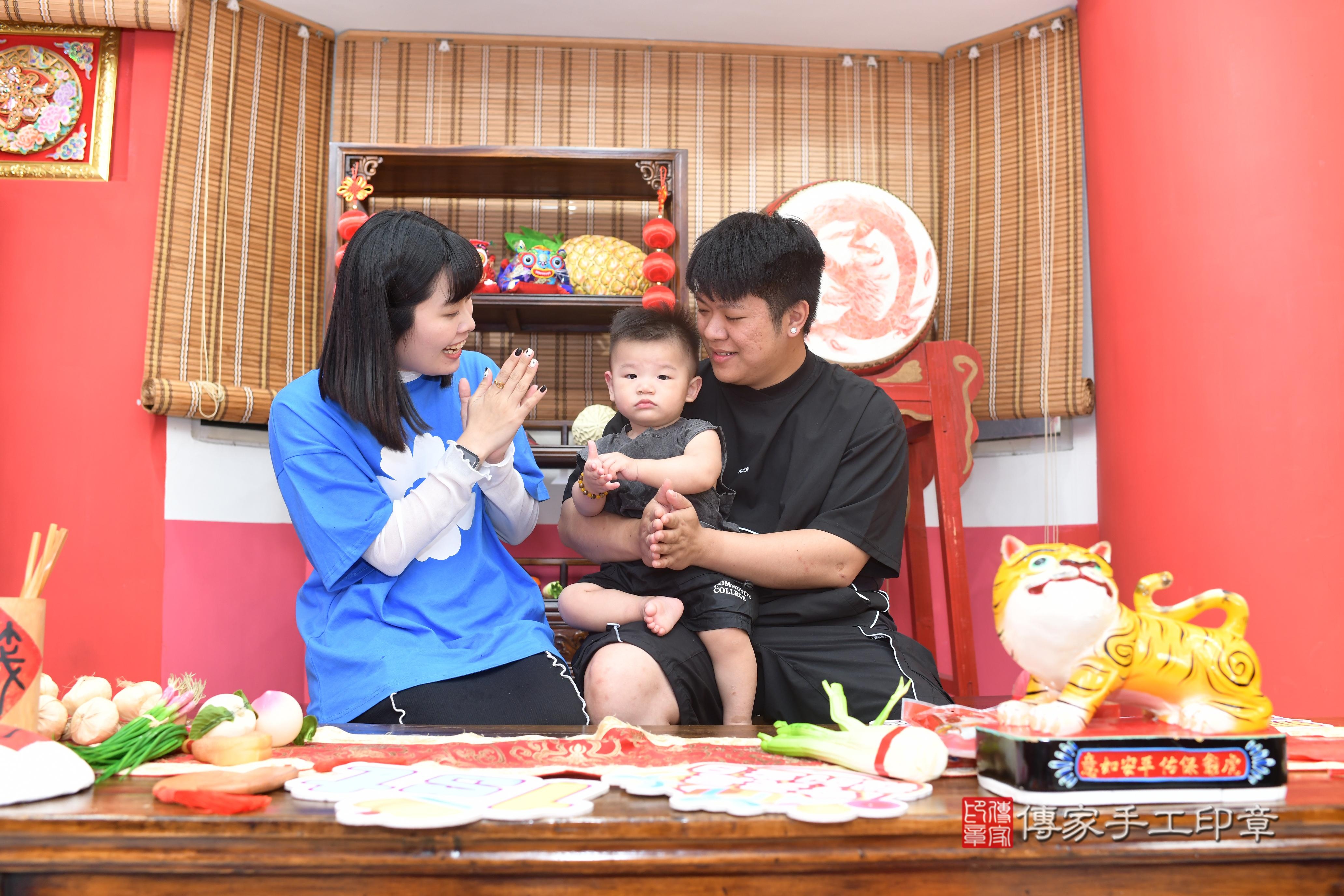 傳家手工印章高雄店、抓周、度脺、中國風會場、傳家嬰兒古禮、吉祥話、抓周道具物品24種、拍照。抓周證書。寶寶抓周、滿周歲、生日快樂、祝福