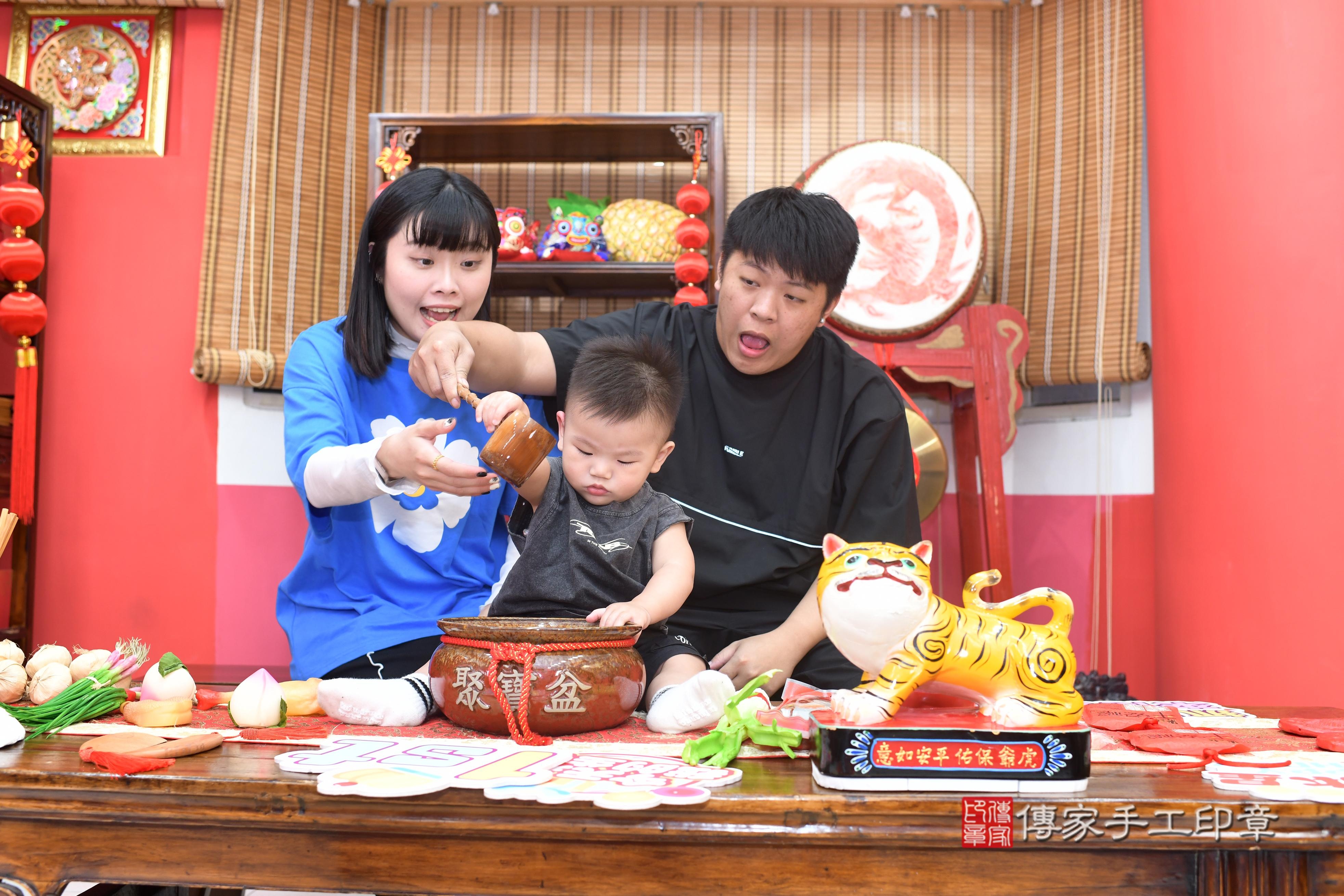 傳家手工印章高雄店、抓周、度脺、中國風會場、傳家嬰兒古禮、吉祥話、抓周道具物品24種、拍照。抓周證書。寶寶抓周、滿周歲、生日快樂、祝福