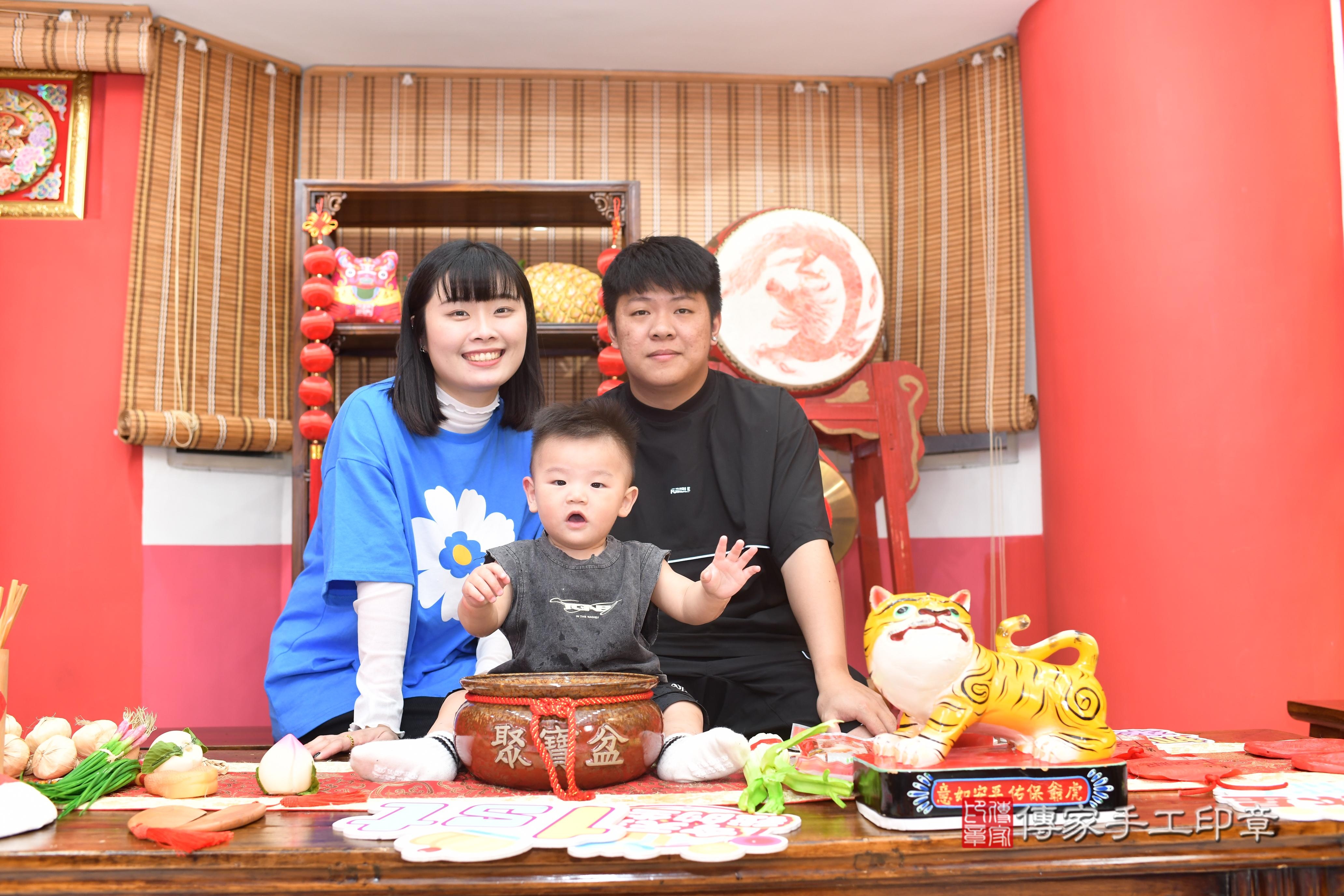 傳家手工印章高雄店、抓周、度脺、中國風會場、傳家嬰兒古禮、吉祥話、抓周道具物品24種、拍照。抓周證書。寶寶抓周、滿周歲、生日快樂、祝福