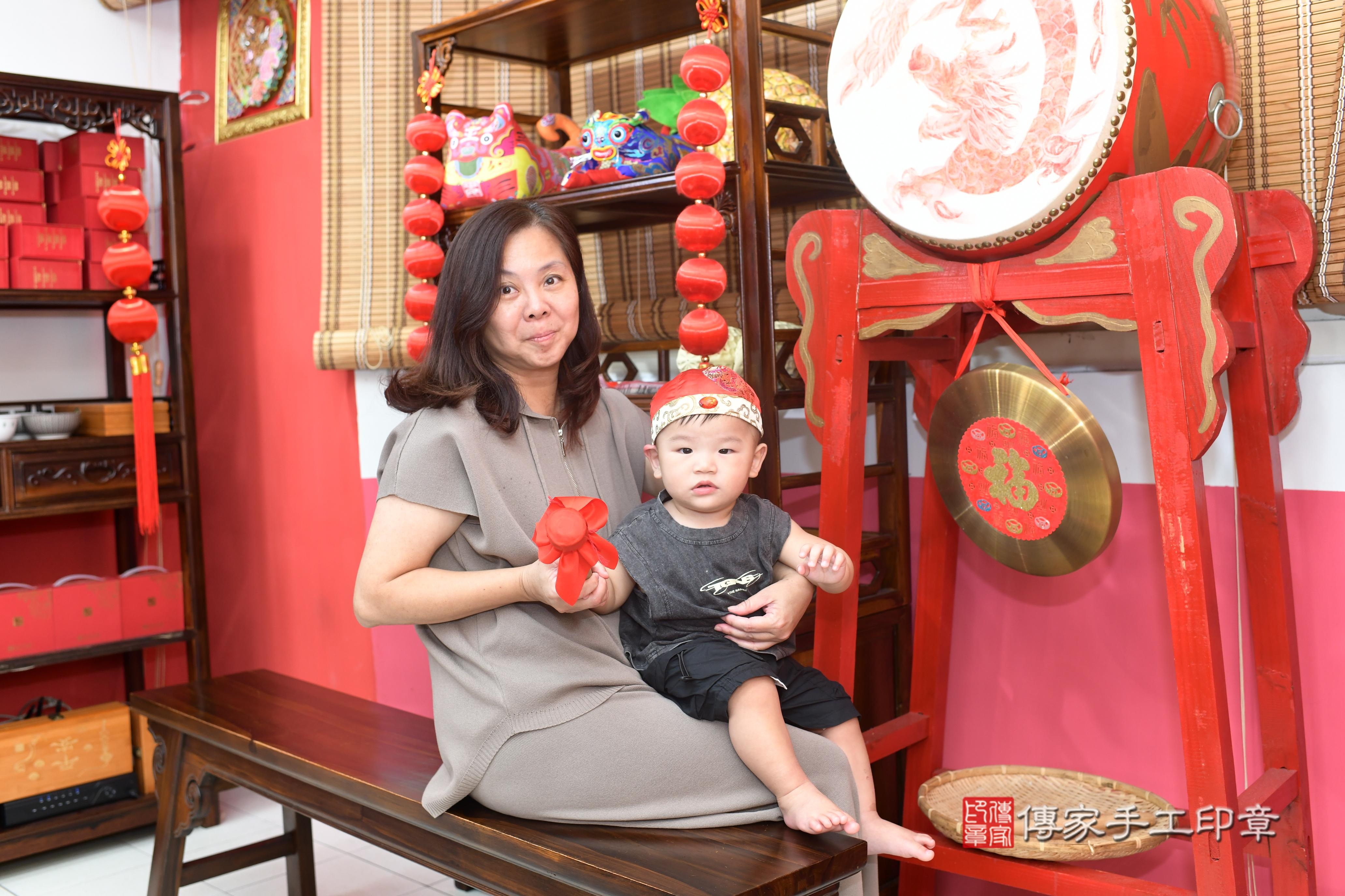 傳家手工印章高雄店、抓周、度脺、中國風會場、傳家嬰兒古禮、吉祥話、抓周道具物品24種、拍照。抓周證書。寶寶抓周、滿周歲、生日快樂、祝福