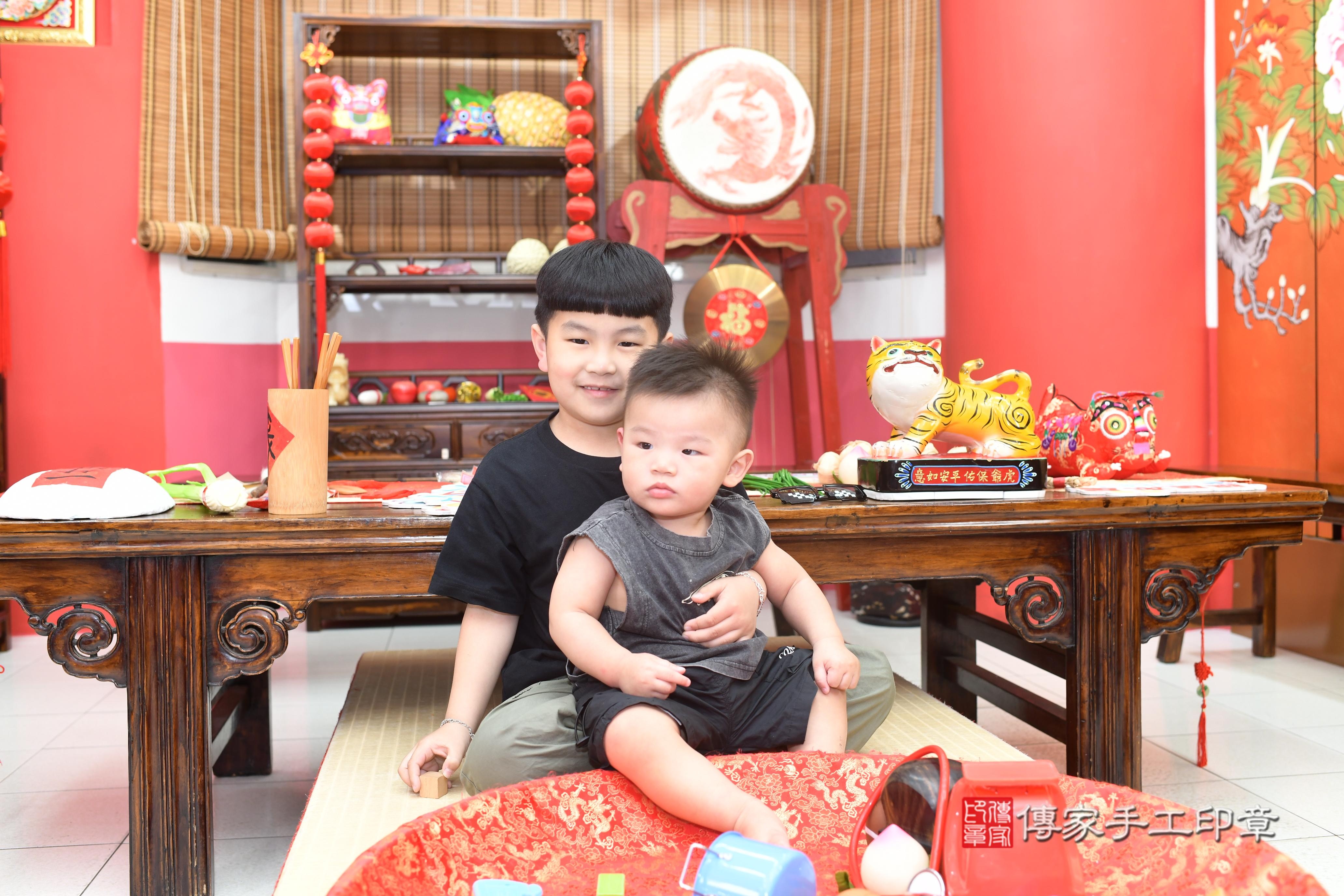 傳家手工印章高雄店、抓周、度脺、中國風會場、傳家嬰兒古禮、吉祥話、抓周道具物品24種、拍照。抓周證書。寶寶抓周、滿周歲、生日快樂、祝福