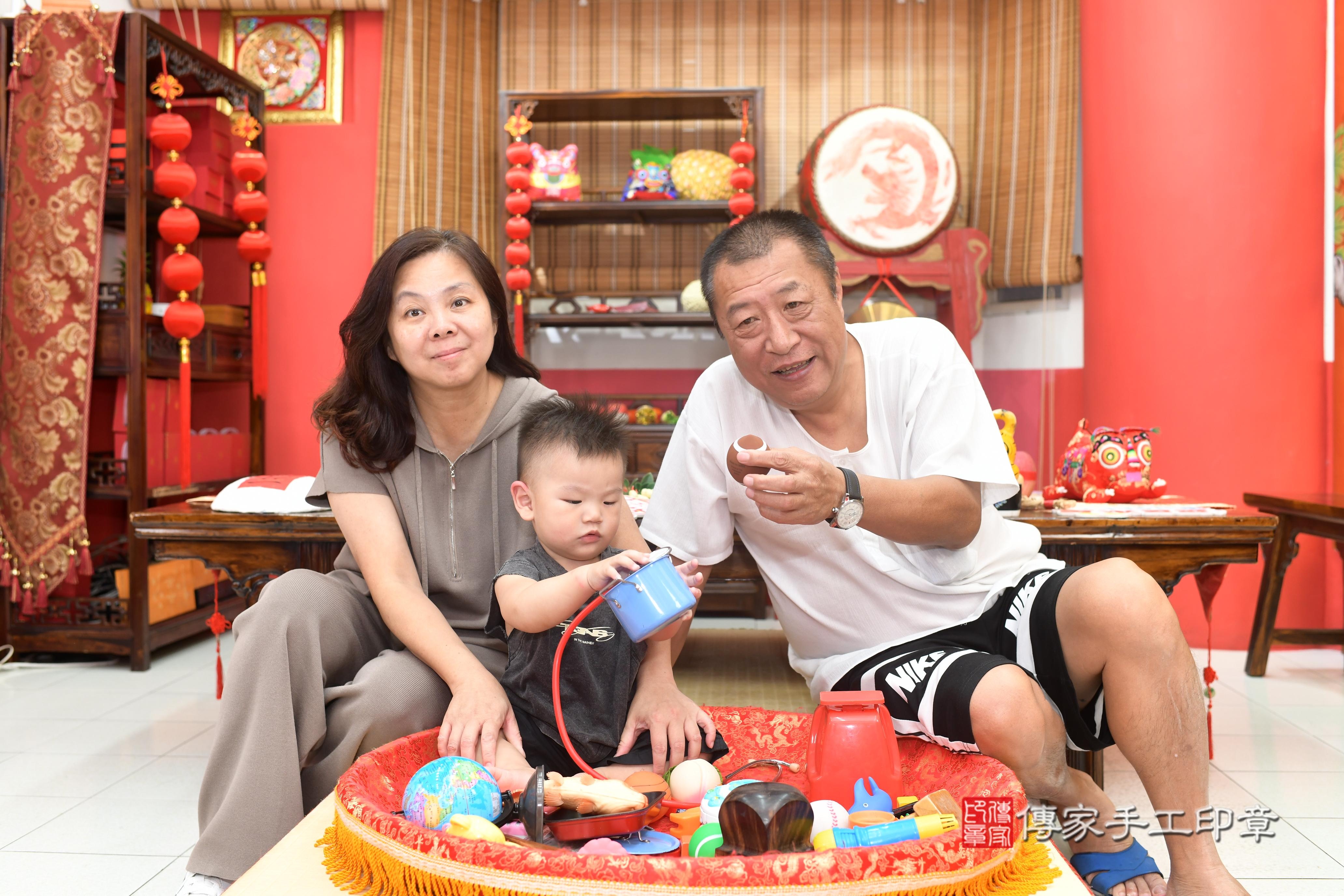 傳家手工印章高雄店、抓周、度脺、中國風會場、傳家嬰兒古禮、吉祥話、抓周道具物品24種、拍照。抓周證書。寶寶抓周、滿周歲、生日快樂、祝福