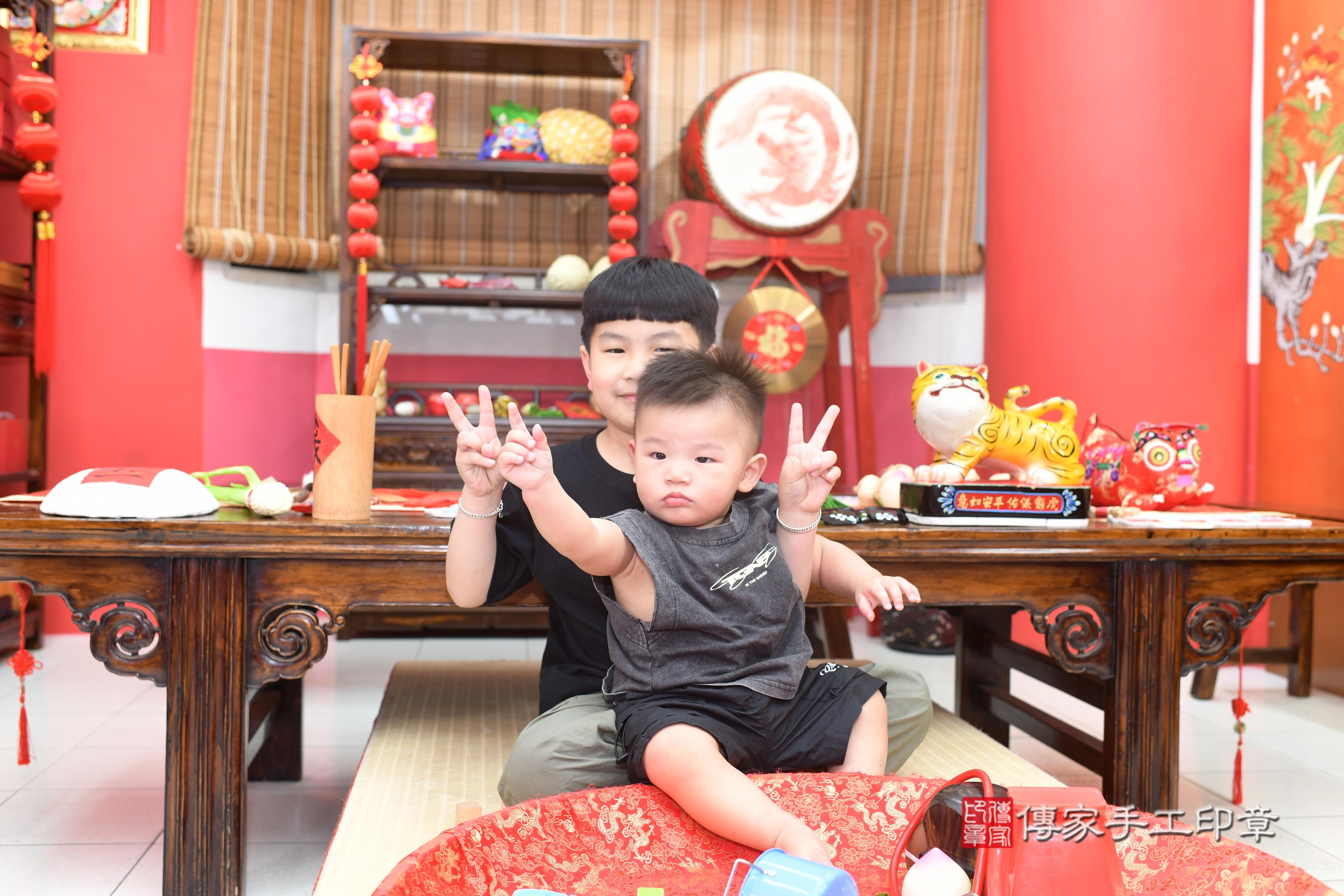 傳家手工印章高雄店、抓周、度脺、中國風會場、傳家嬰兒古禮、吉祥話、抓周道具物品24種、拍照。抓周證書。寶寶抓周、滿周歲、生日快樂、祝福